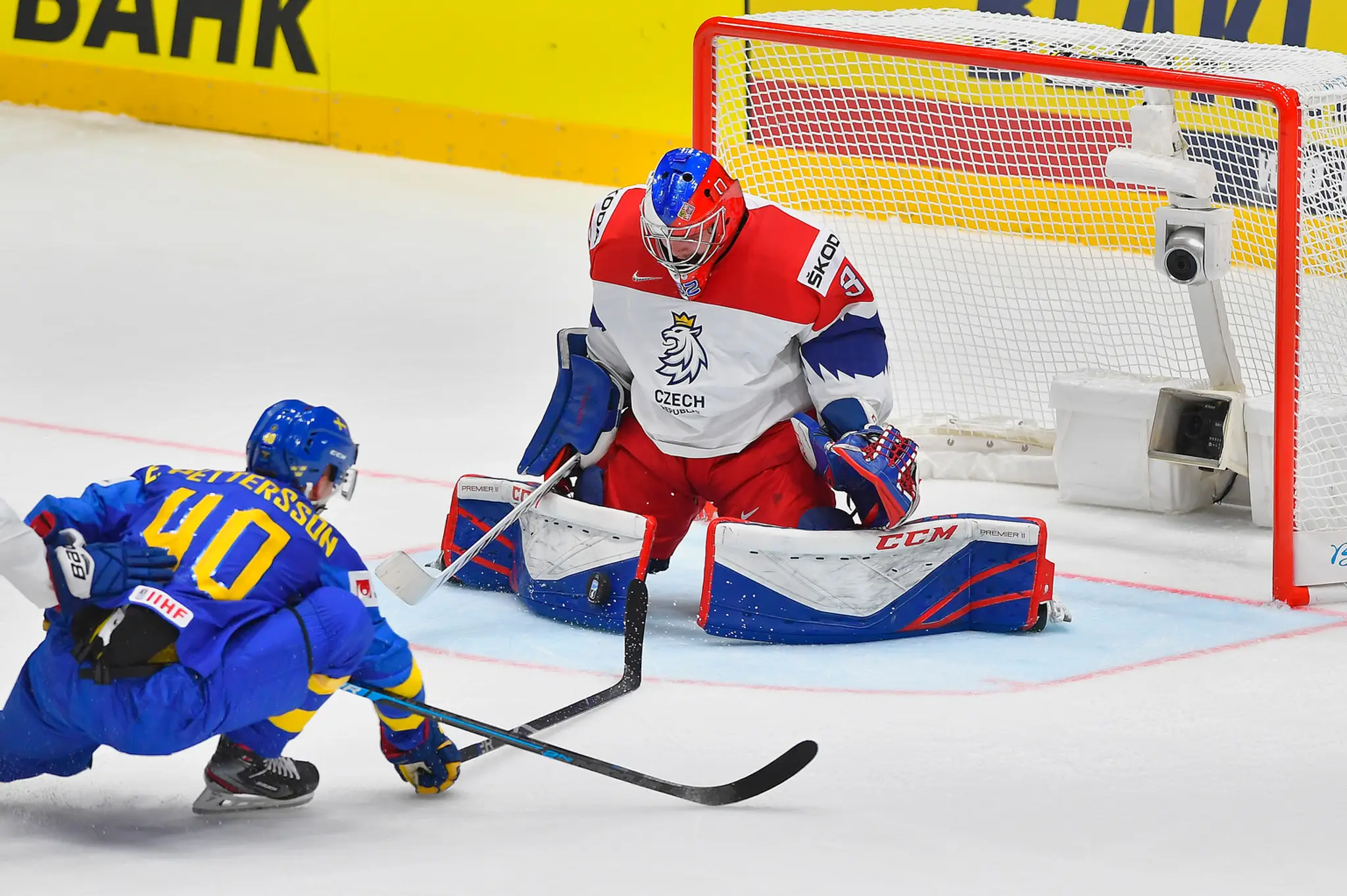 Kevin Fiala (Švajčiarsko) strieľa prvý gól v zápase základnej B-skupiny Švajčiarsko - Taliansko.