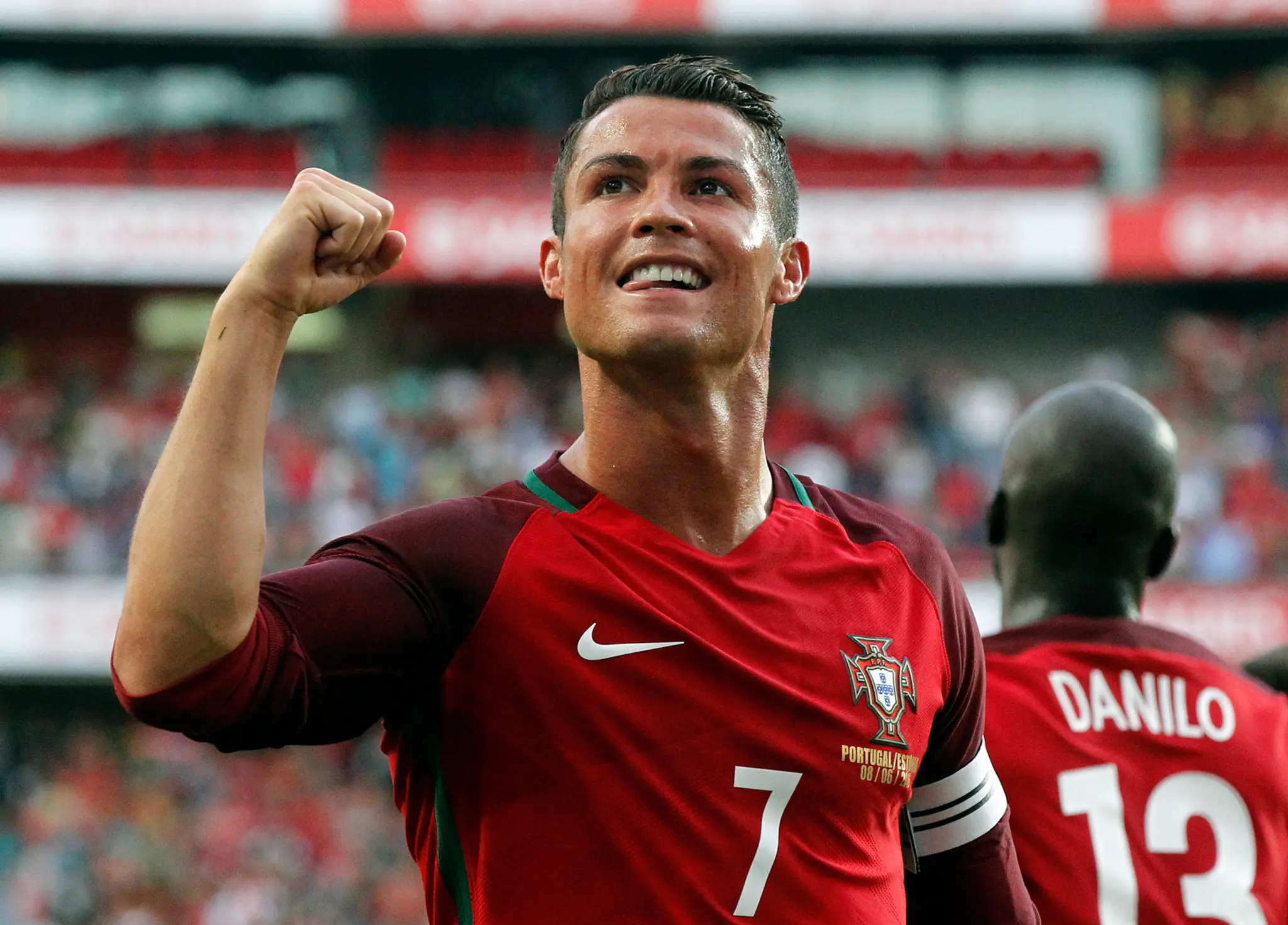 Ikona portugalskej reprezentácie Cristiano Ronaldo sa raduje z gólu do siete Estónska v príprave tesne pred ME.