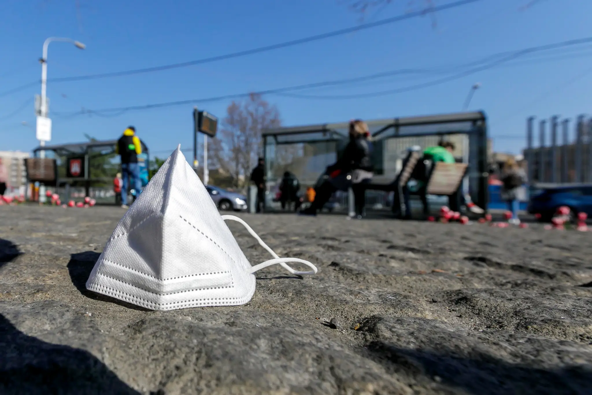 Respirátor pohodený na zemi.