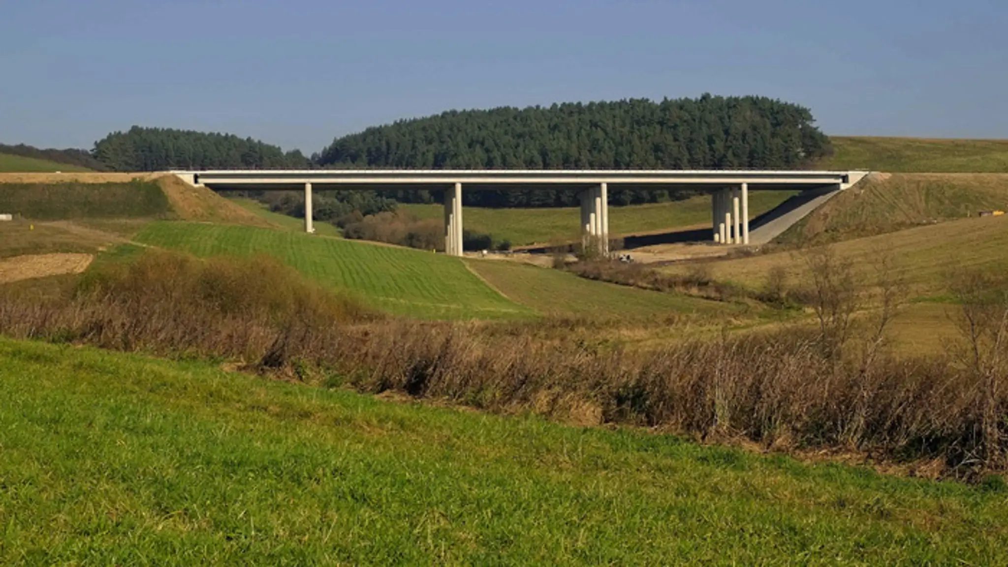 Most diaľnice D1 pri obci Kurimany (31. októbra 2014).