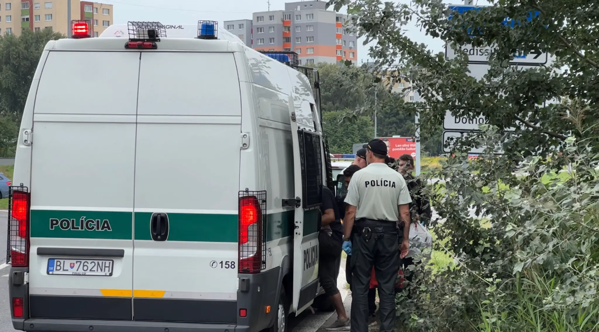 Polícia v Bratislave zadržala dodávku s desiatkami migrantov 