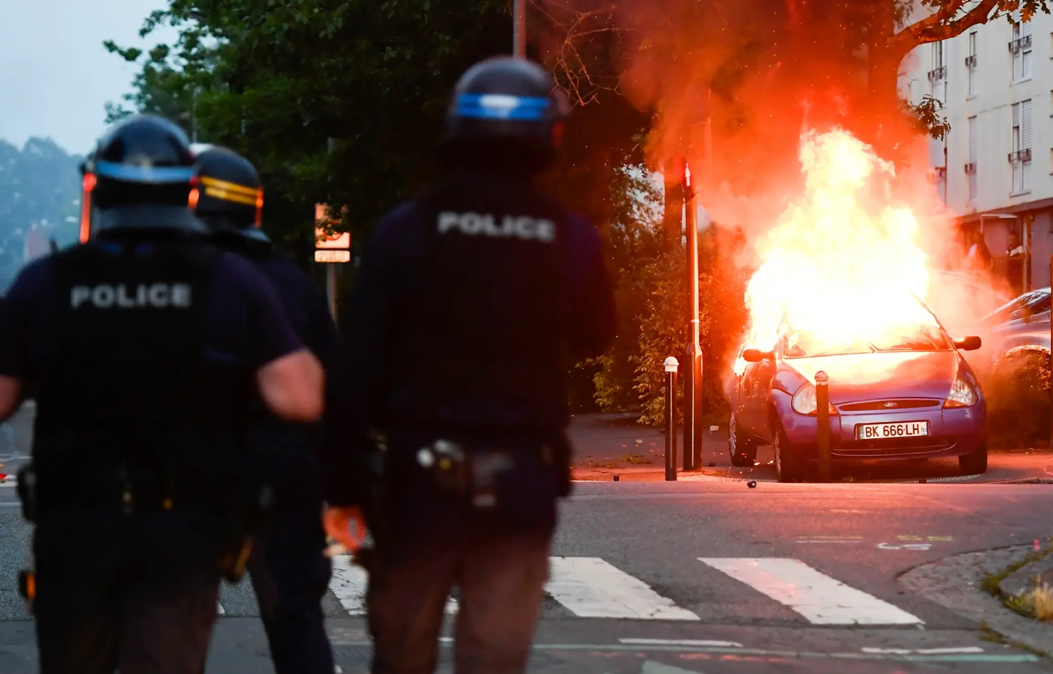 Pri nočných nepokojoch vo viacerých štvrtiach Nantes bolo podpálených približne 30 áut a niekoľko obchodov.
