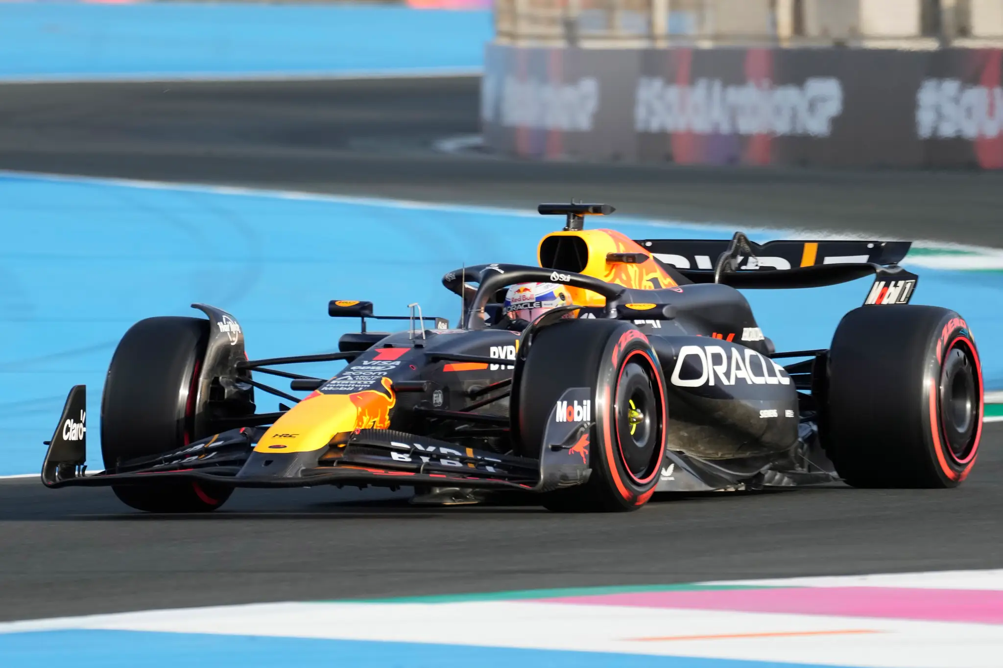  Holandský pretekár Formuly 1 Max Verstappen na trati počas tretieho tréningu na VC Saudskej Arábie.