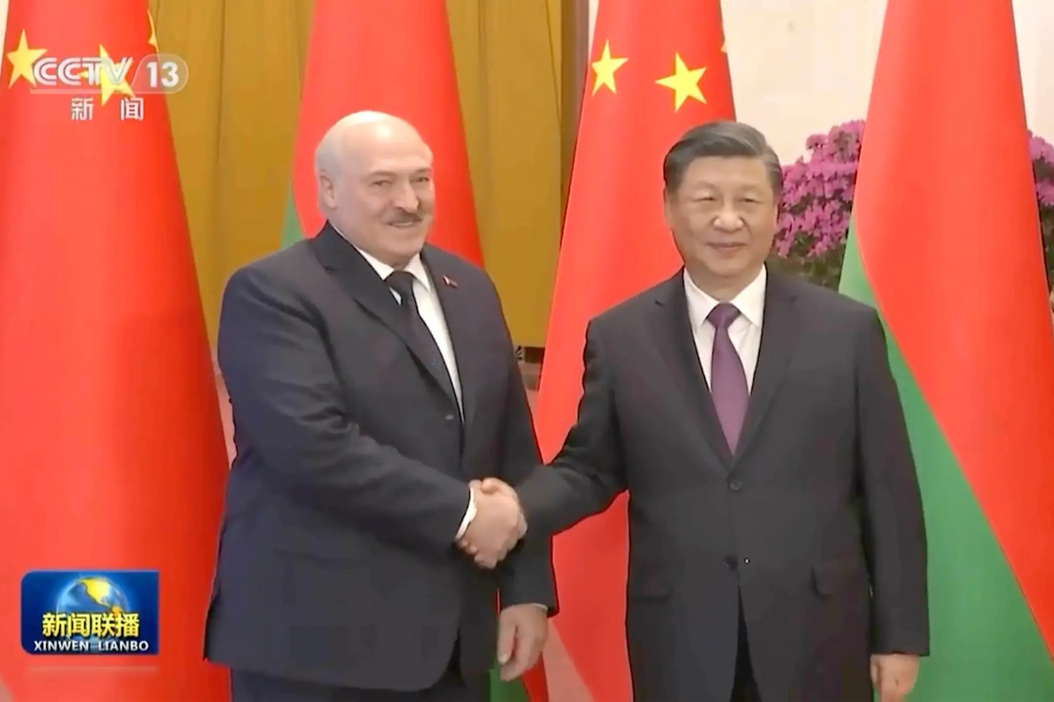 Bieloruský prezident Alexander Lukašenko (vľavo) a čínsky prezident Si Ťin-pching sa vítajú počas stretnutia v Pekingu.
