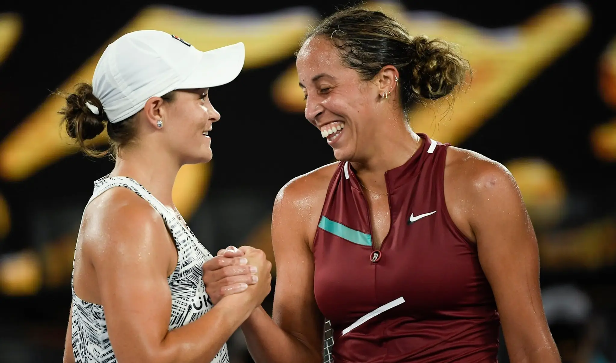 Madison Keysová gratuluje k postupu svojej súperke Ashleigh Bartyovej.