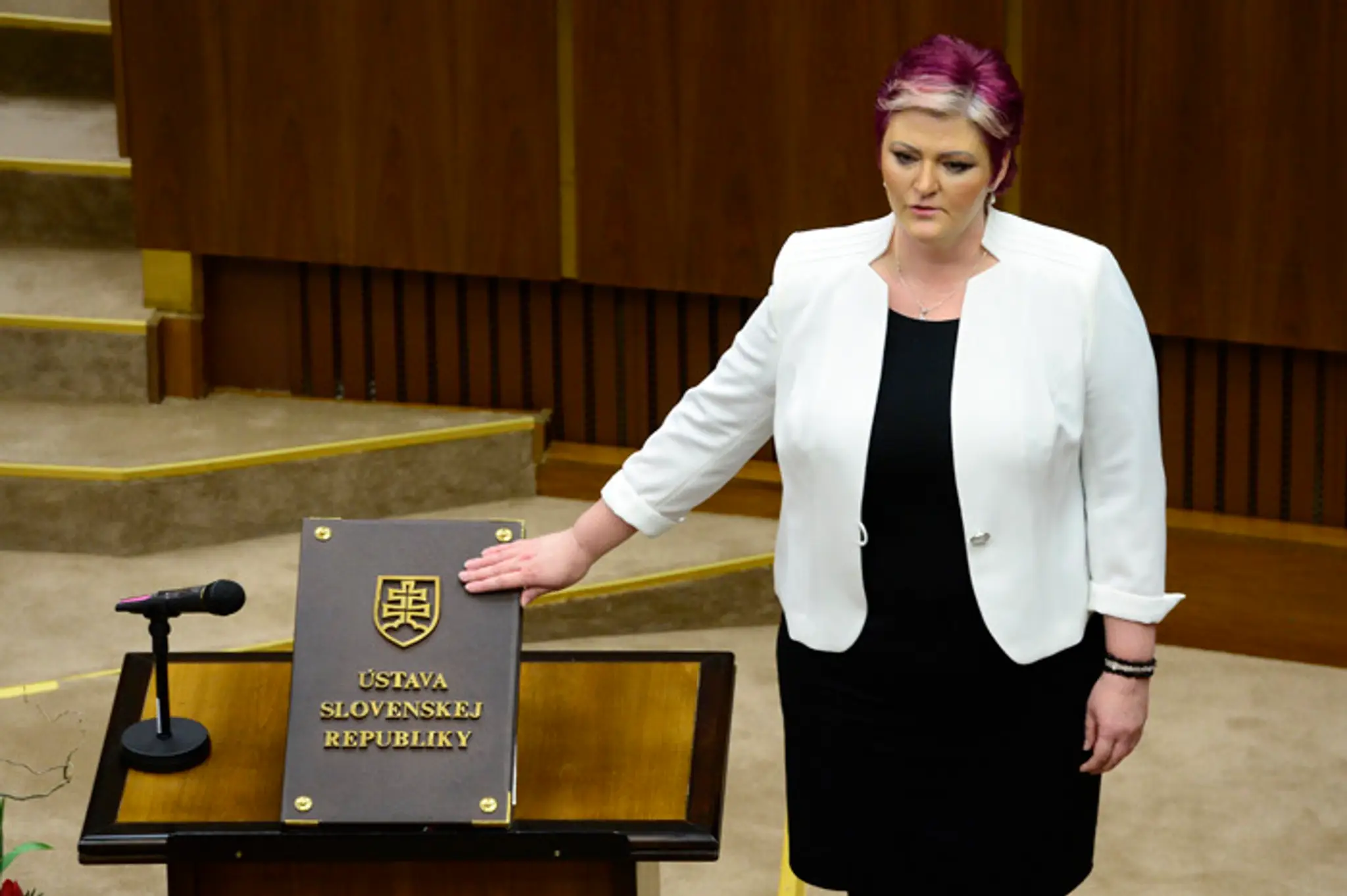Jana Nehézová (ĽSNS) skladá poslanecký sľub.