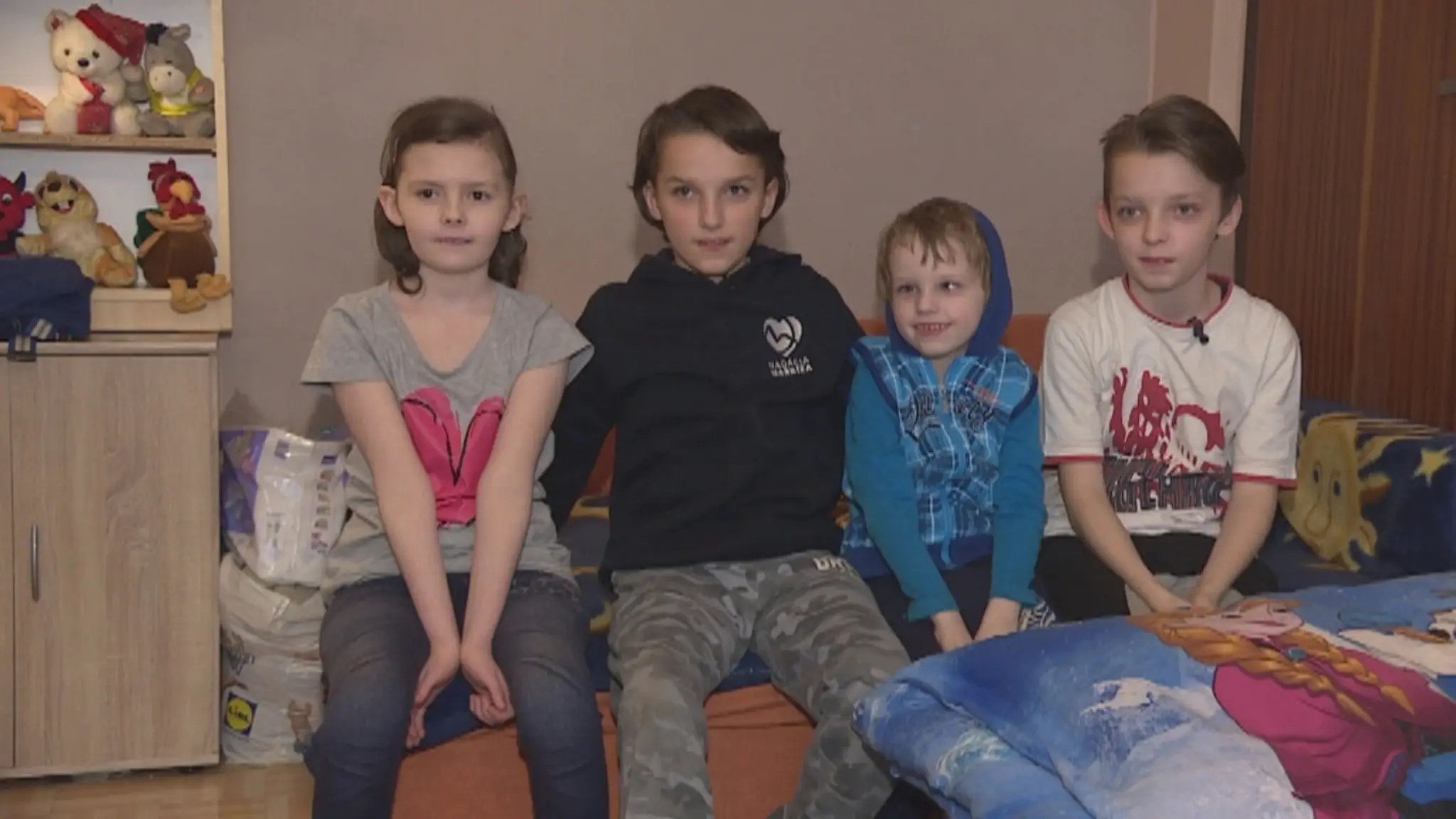 Mama na ratolesti Patrika, Michala, Natálku a Dominika zostala sama.