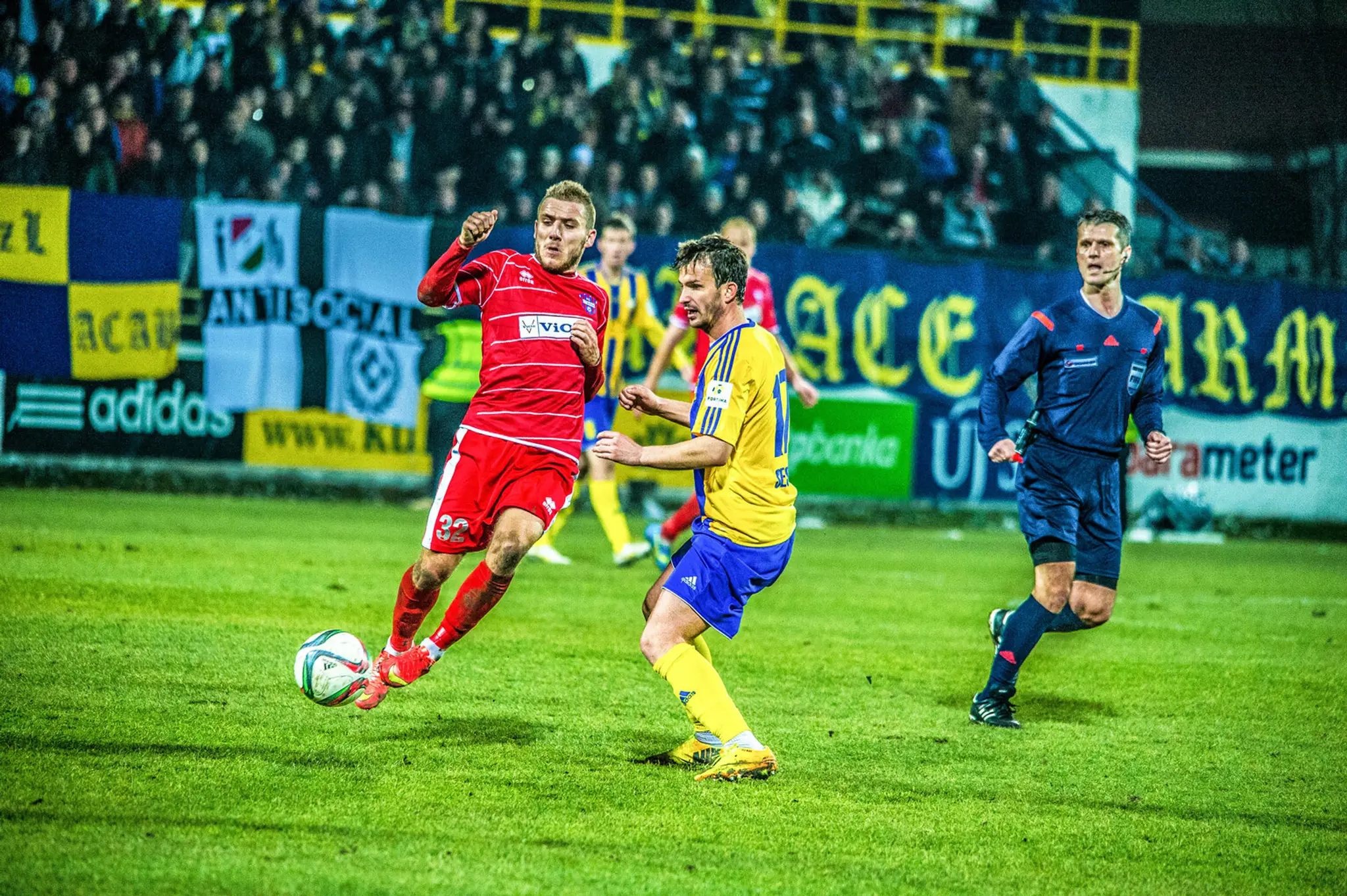 Tomáš Mikinič (vľavo) a Ivan Sesar (vpravo) v zápase 20. kola Fortuna ligy Dunajská Streda - Zlaté Moravce. 
