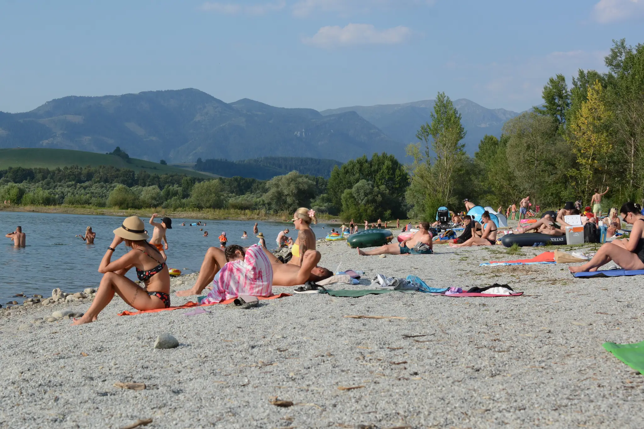 Mestská pláž v Liptovskom Mikuláši počas horúčav 