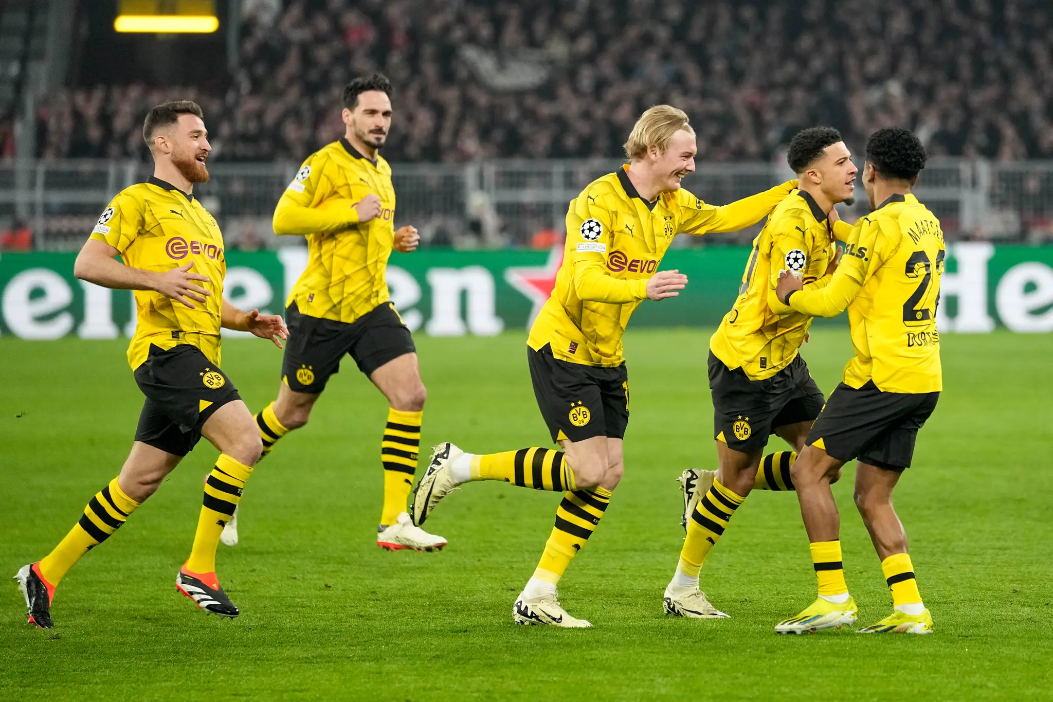 Hráč Dortmundu Jadon Sancho (druhý sprava) oslavuje gól.