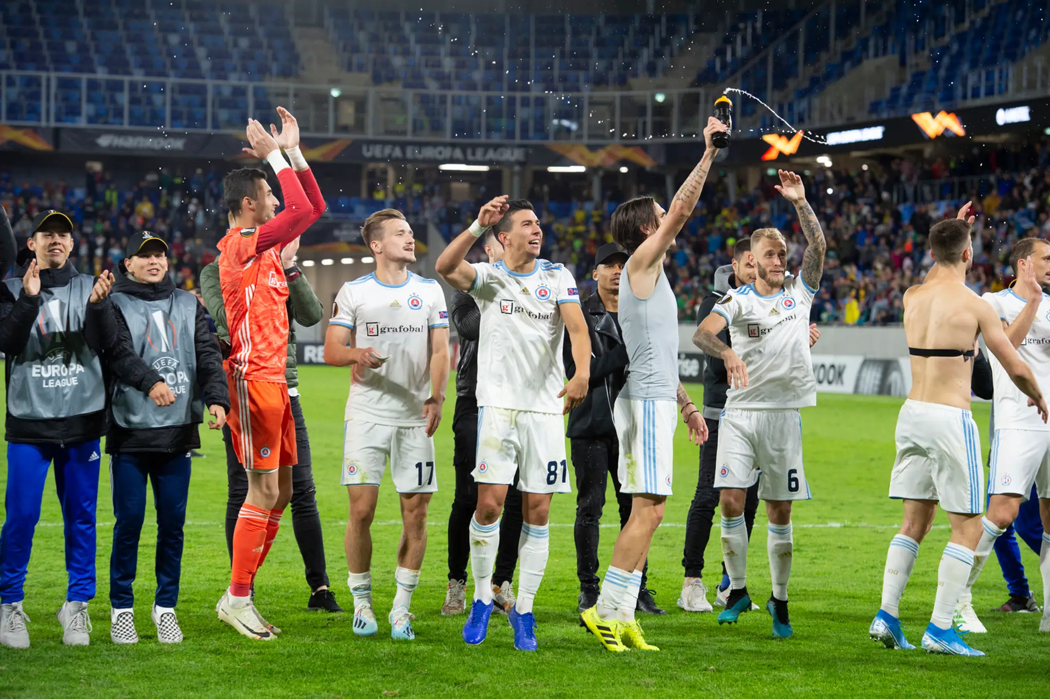 Denis Vavro (v strede) z Lazia Rím oslavuje so spoluhráčmi gól v dueli EL na pôde Klužu.