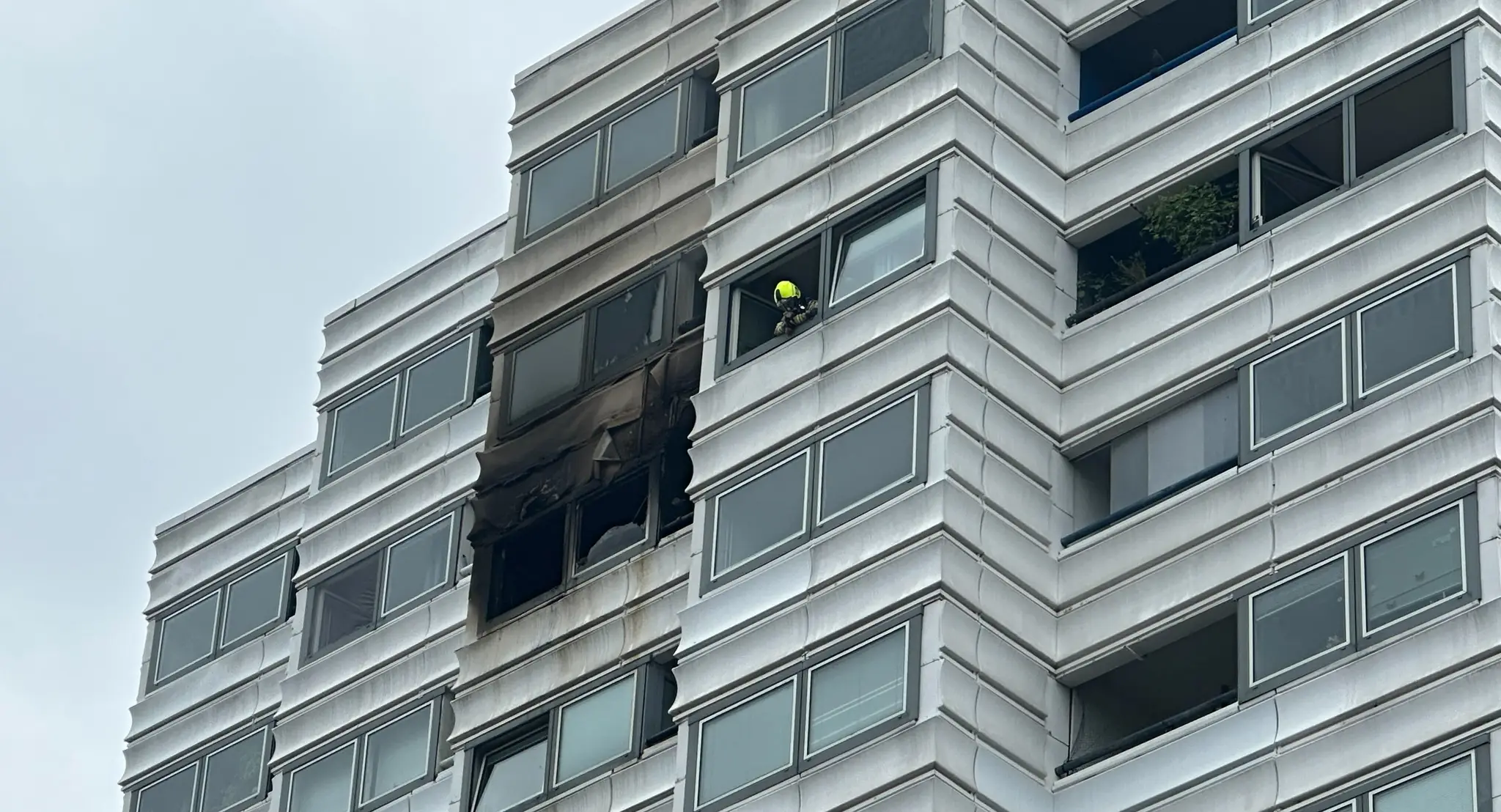 Stopy po požiari na deviatom poschodí bytovky v Berlíne.