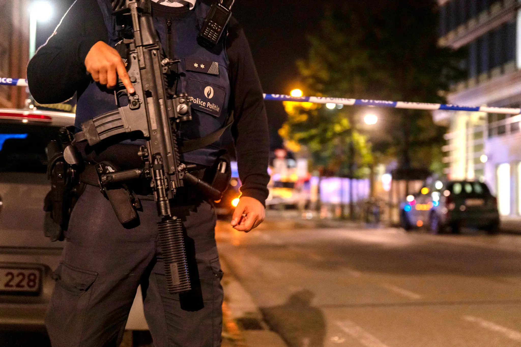 Policajt hliadkuje po streľbe v centre Bruselu.