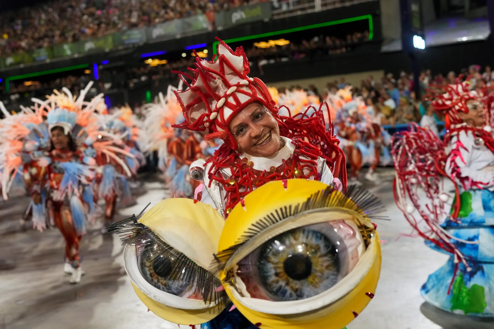 Kostýmy na karnevale v Riu 2024 opäť hýrili farbami.