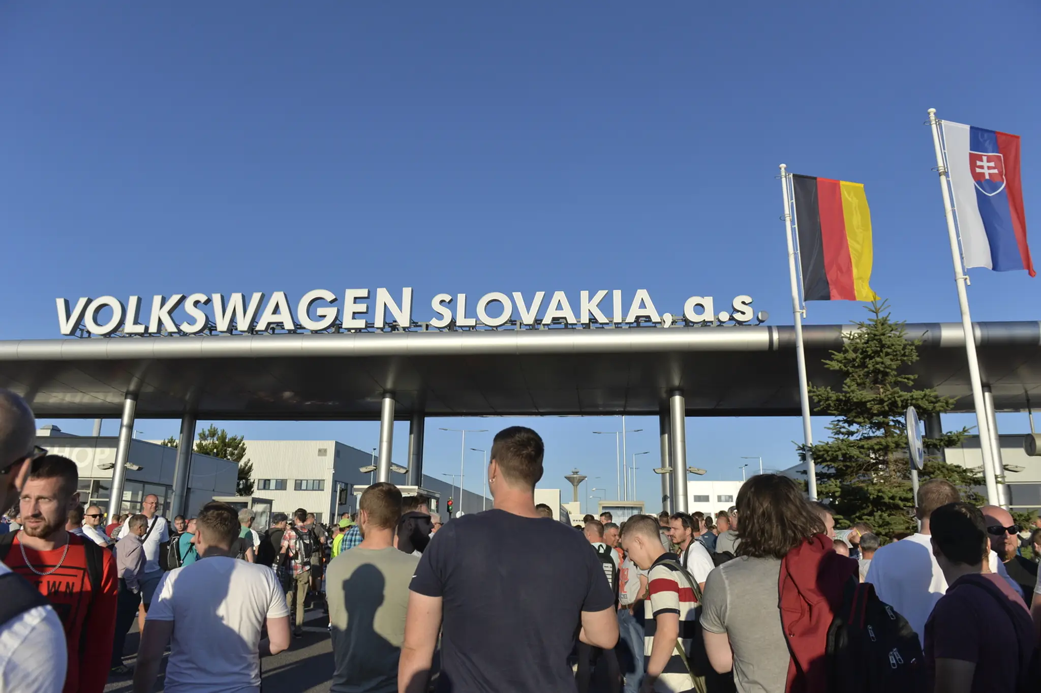 Na snímke štrajkujúci pracovníci automobilky Volkswagen Slovakia