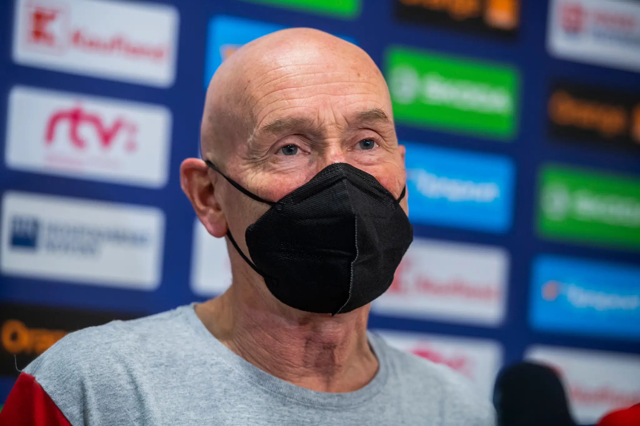 Tréner Slovenska Craig Ramsey počas tlačového brífingu na zraze reprezentácie.