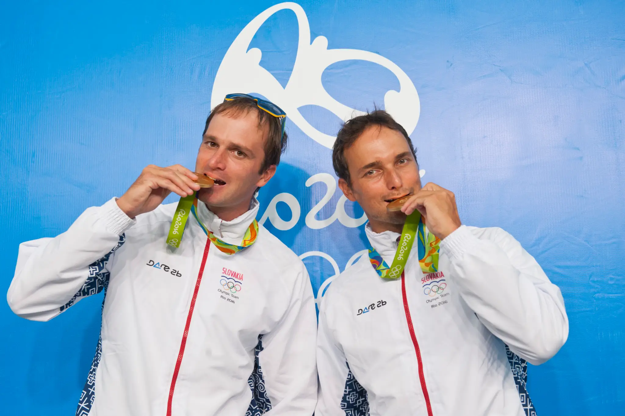 Vodní slalomári Ladislav a Peter Škantárovci pózujú so zlatými olympijským medailami z OH v Riu. 