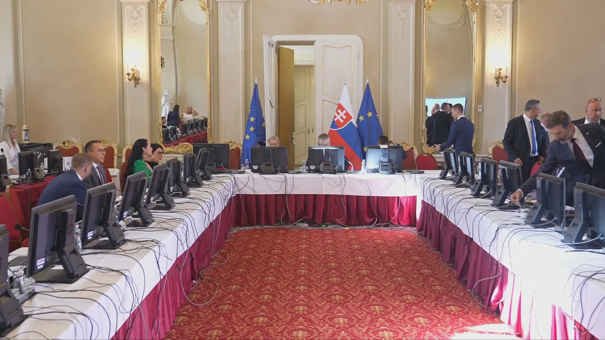 Debaty o konsolidácii naďalej pokračujú