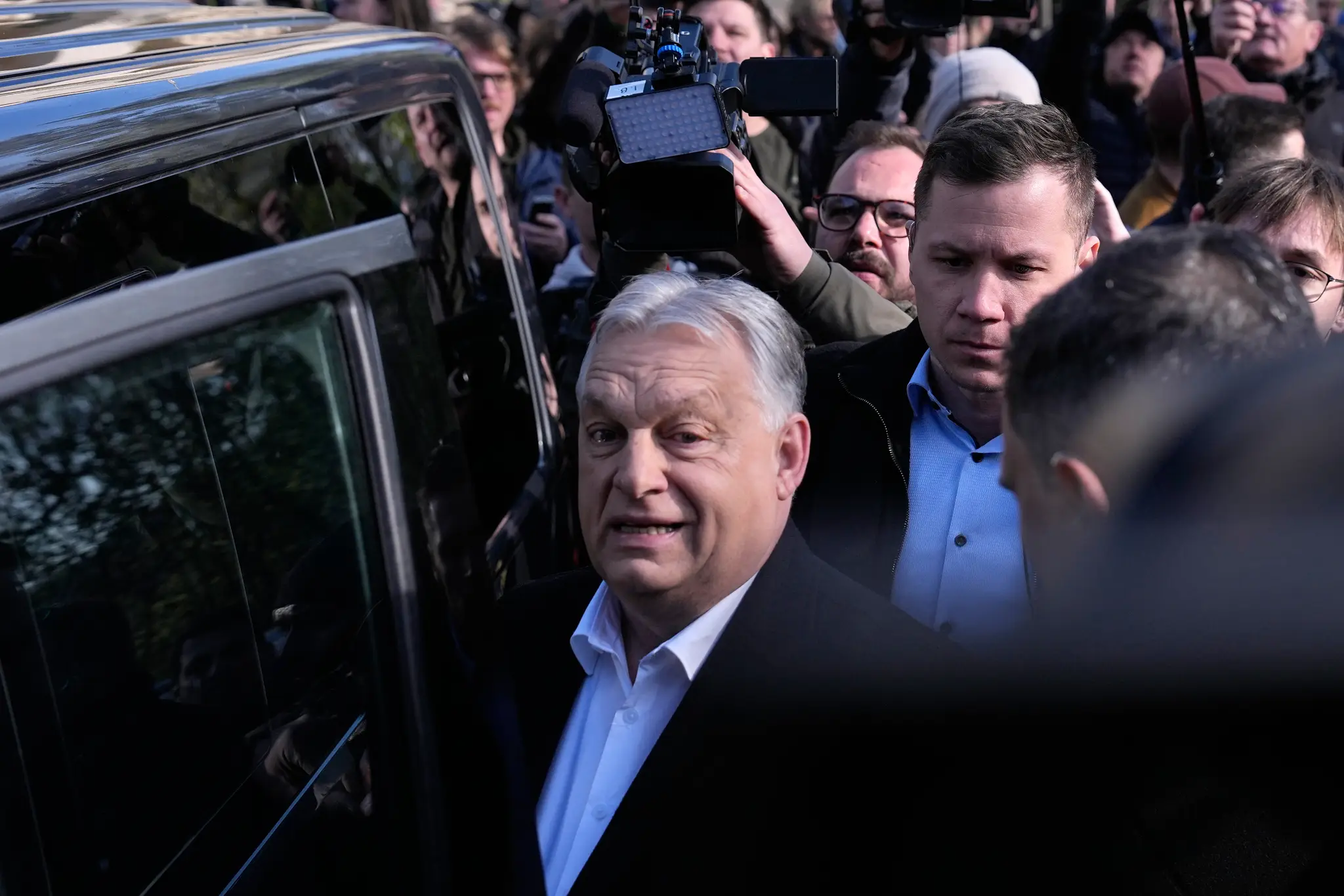 Maďarský premiér a predseda vládneho bloku Fidesz–KDNP Viktor Orbán odchádza z volebnej miestnosti po jeho hlasovaní v parlamentných voľbách v Budapešti.