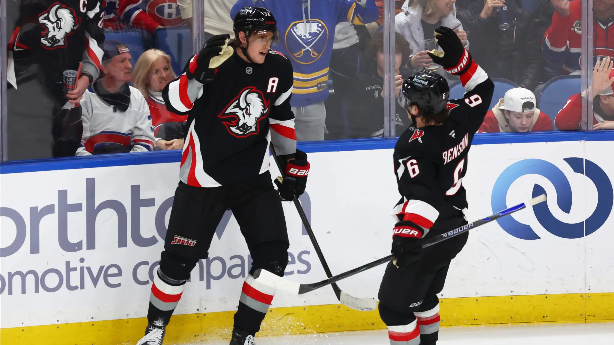 Tage Thompson oslavuje gól. (cropped)