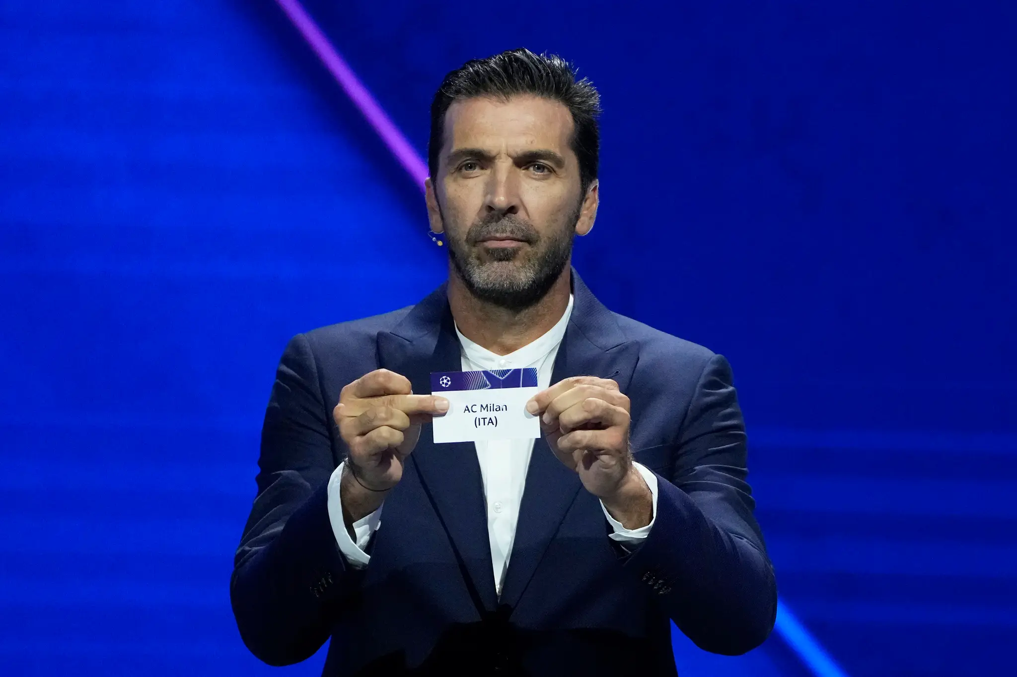 Na snímke bývalý futbalový brankár Gianluigi Buffon ukazuje lístok s nápisom AC Miláno.
