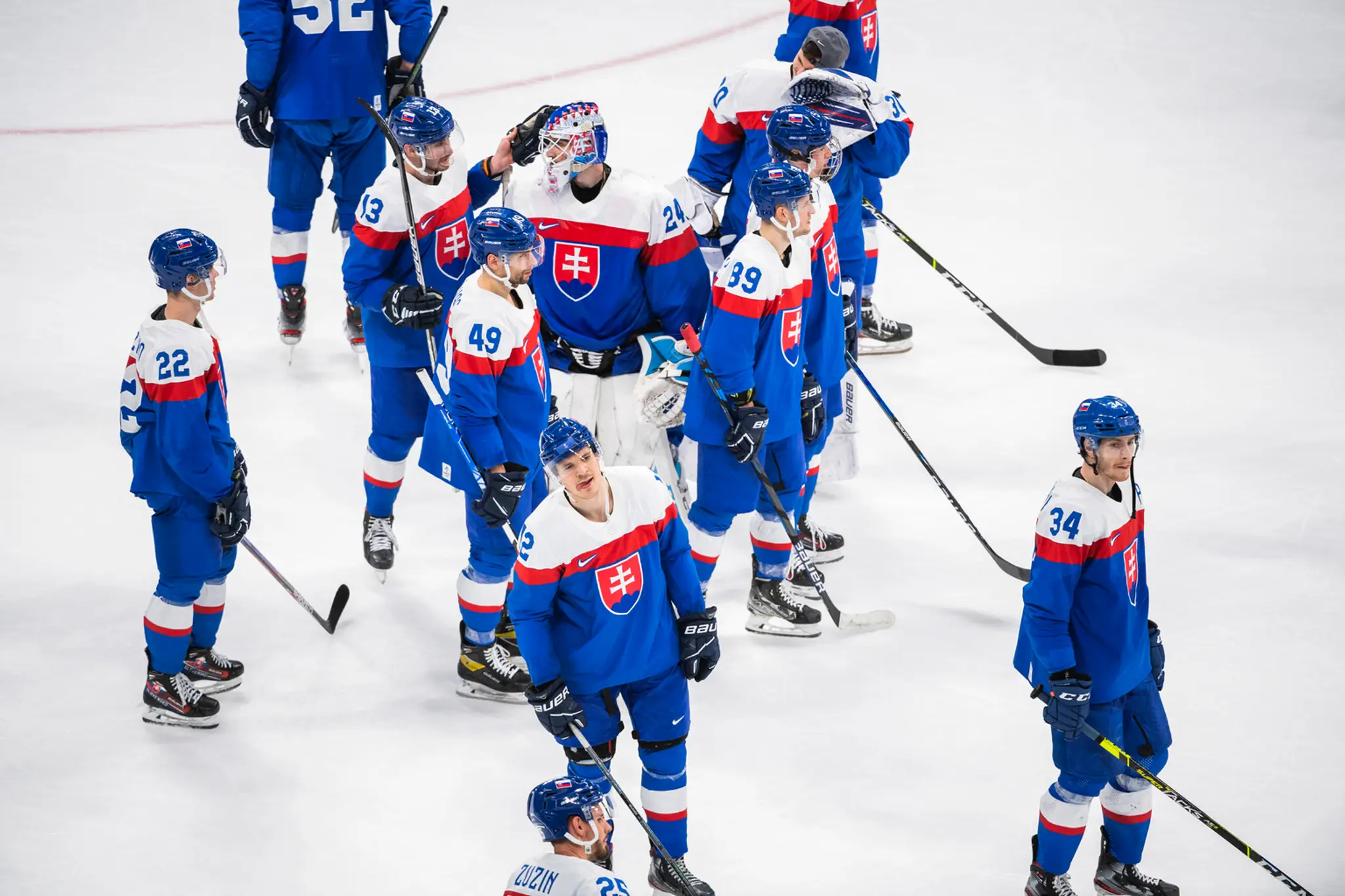 Smutní hokejisti Slovenska po prehre so Švédskom na ZOH 2022.