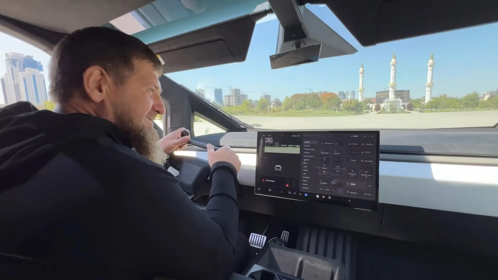 Čečenský vodca Ramzan Kadyrov vo svojej Tesle vybavenej guľometom. 