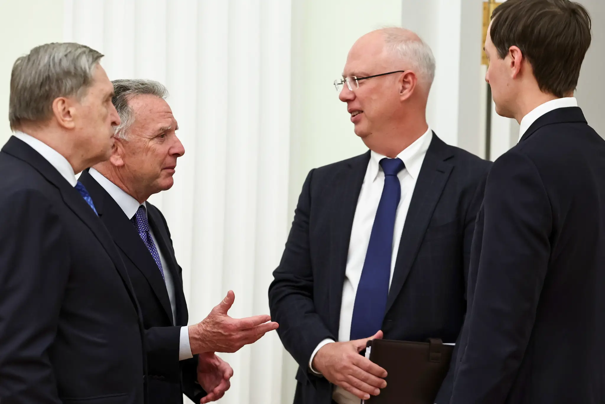 Poradca Kremľa pre zahraničnú politiku Jurij Ušakov (vľavo), vyslanec amerického prezidenta Donalda Trumpa Steve Witkoff (druhý zľava), vyslanec ruského prezidenta Putina Kirill Dmitriev (druhý zprava) a vyslanec Trumpa Jared Kushner.