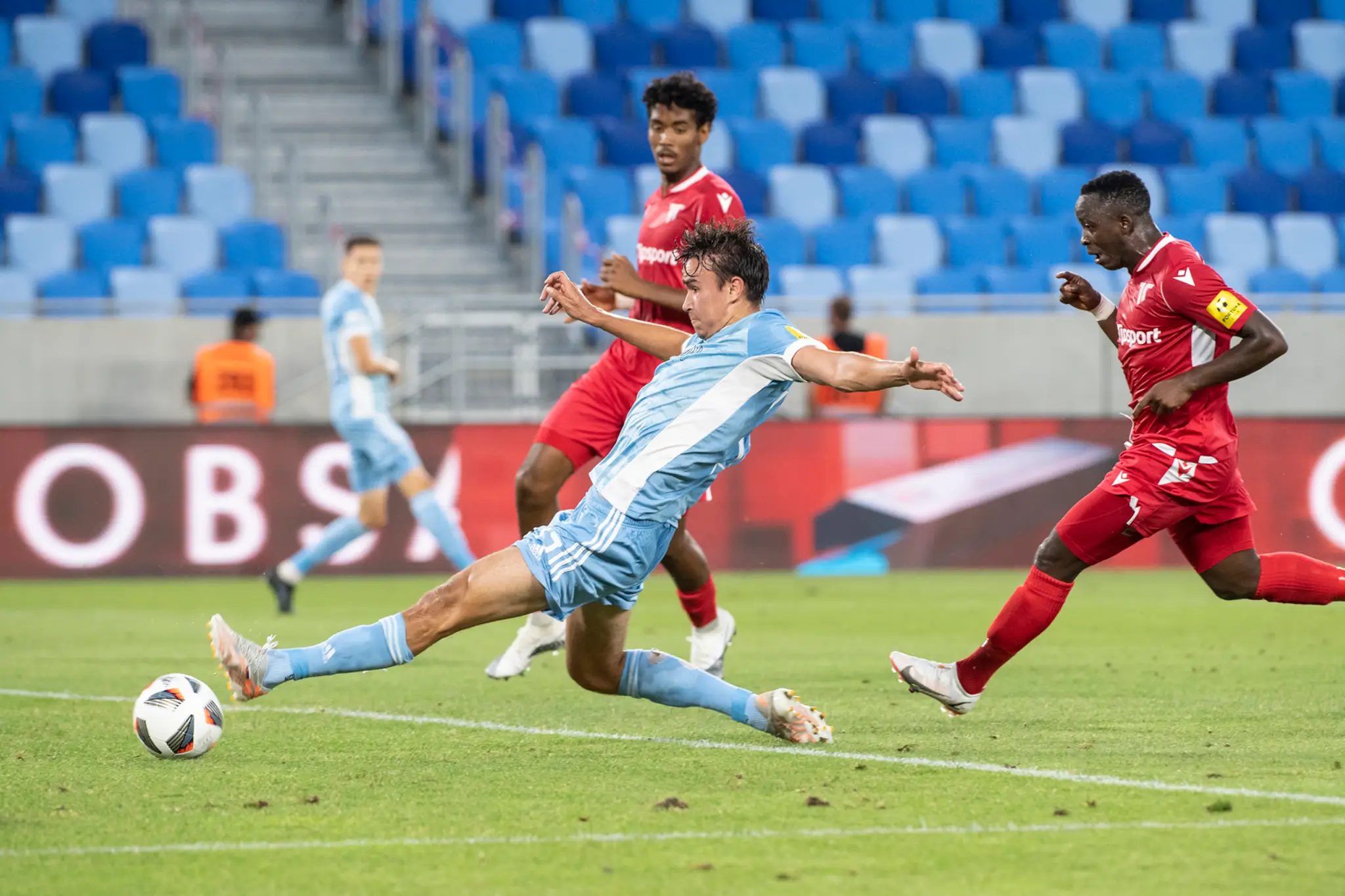 V popredí David Strelec (Slovan) v zápase 2. kola Fortuna ligy proti Trenčínu.
