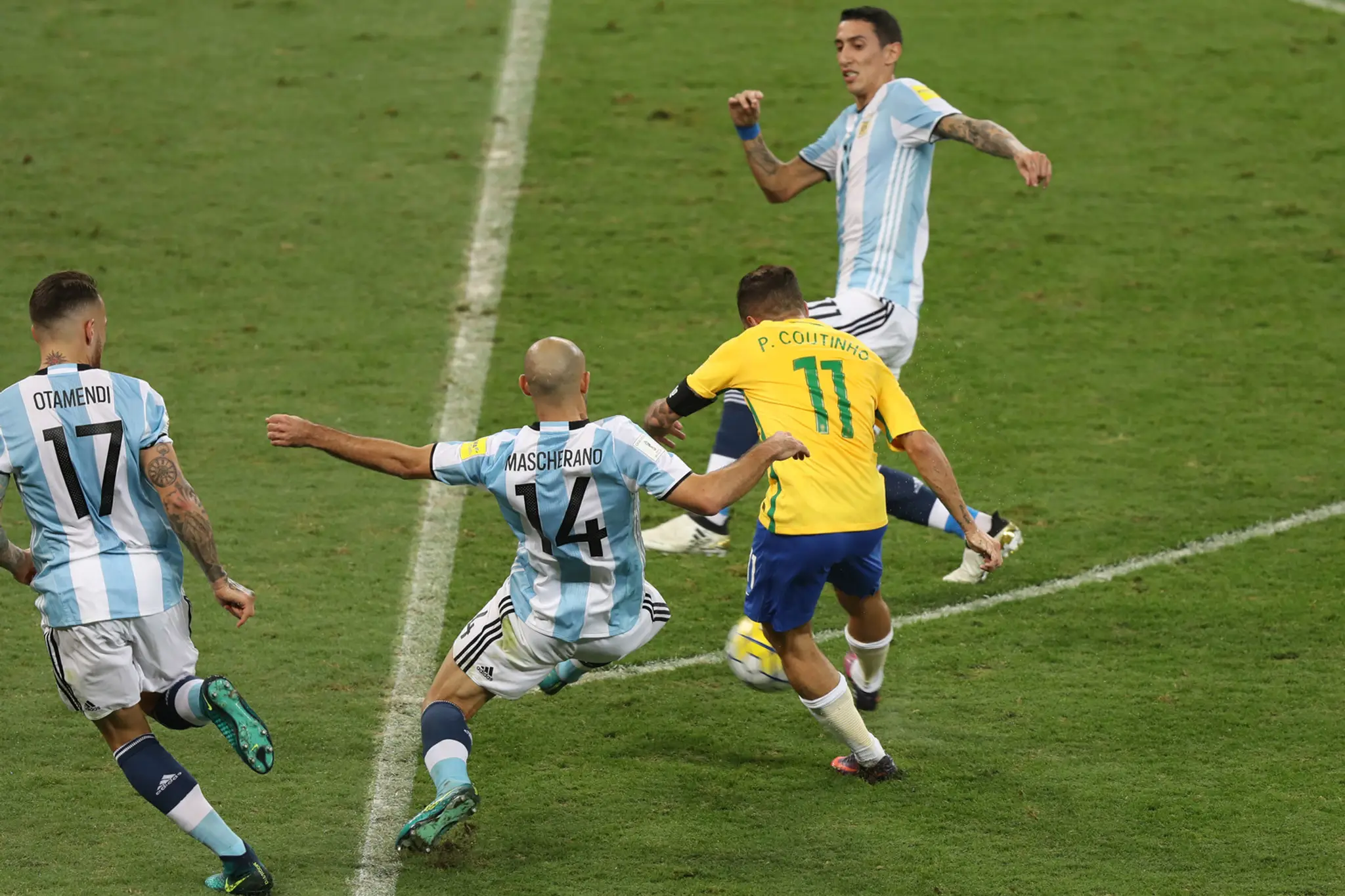 Philippe Coutinho strieľa prvý gól Brazílie proti Argentíne.
