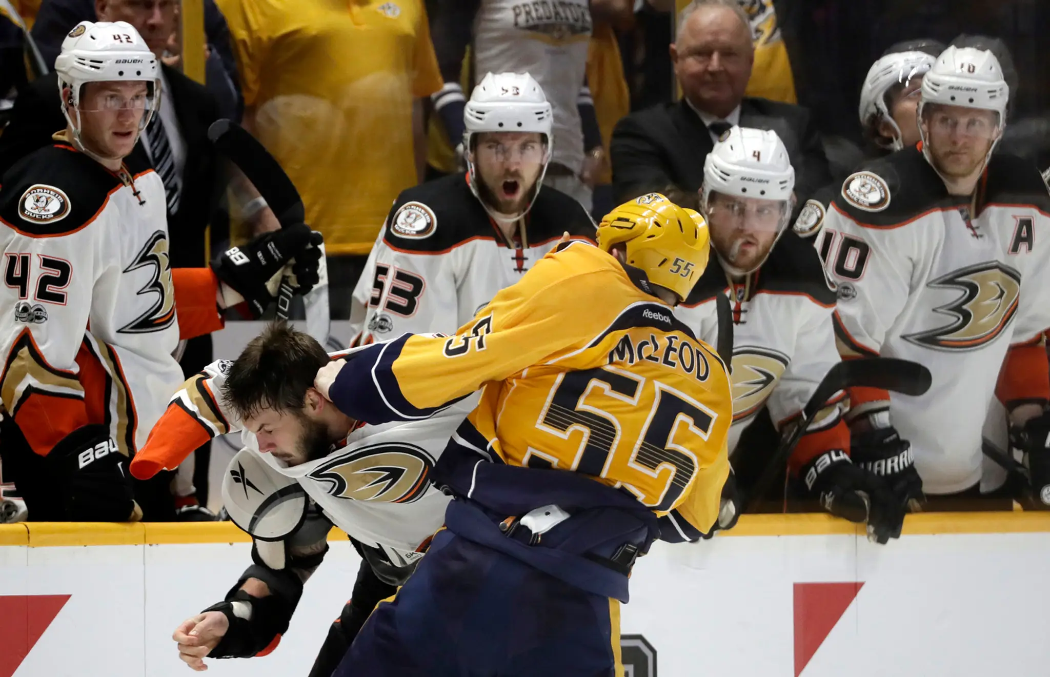 Hráč Ducks Jared Boll (vľavo) a hráč Predators Cody McLeod v potýčke v treťom zápase finále play off Západnej konferencie.