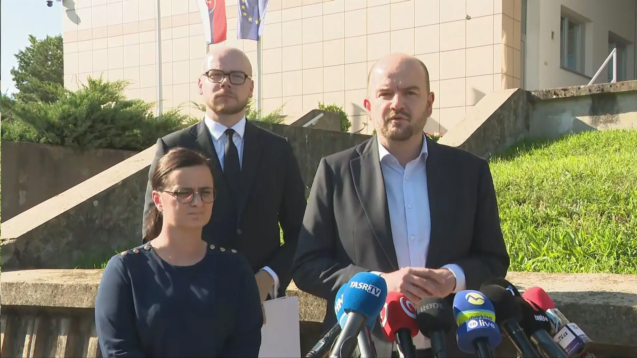Opozičná tlačovka pred ministerstvom zdravotníctva