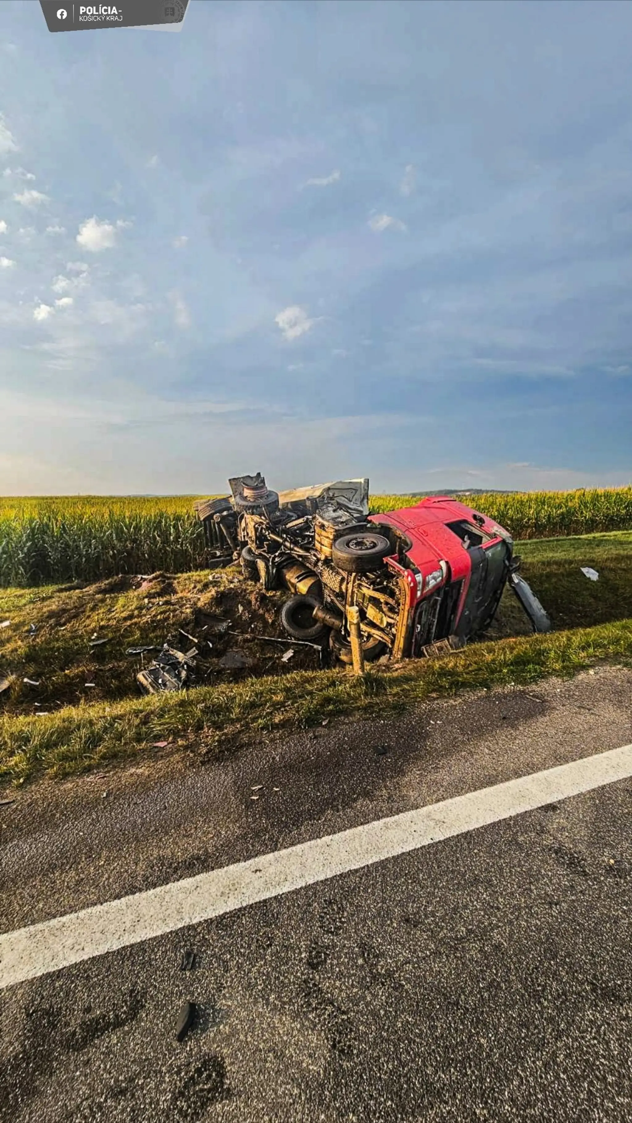 Na východe Slovenska sa zrazil autobus s kamiónom. 