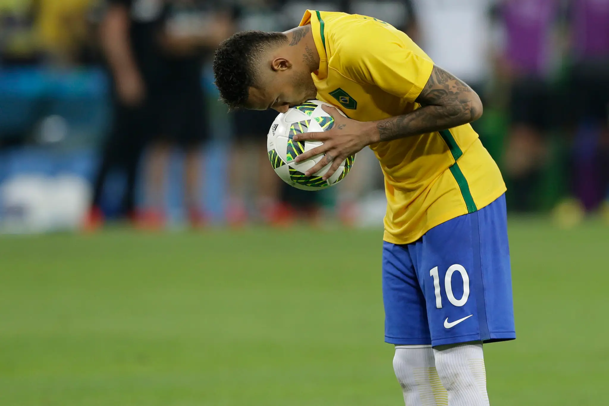 Neymar si stavia loptu na rozhodujúci penaltu vo finále na OH v Riu.