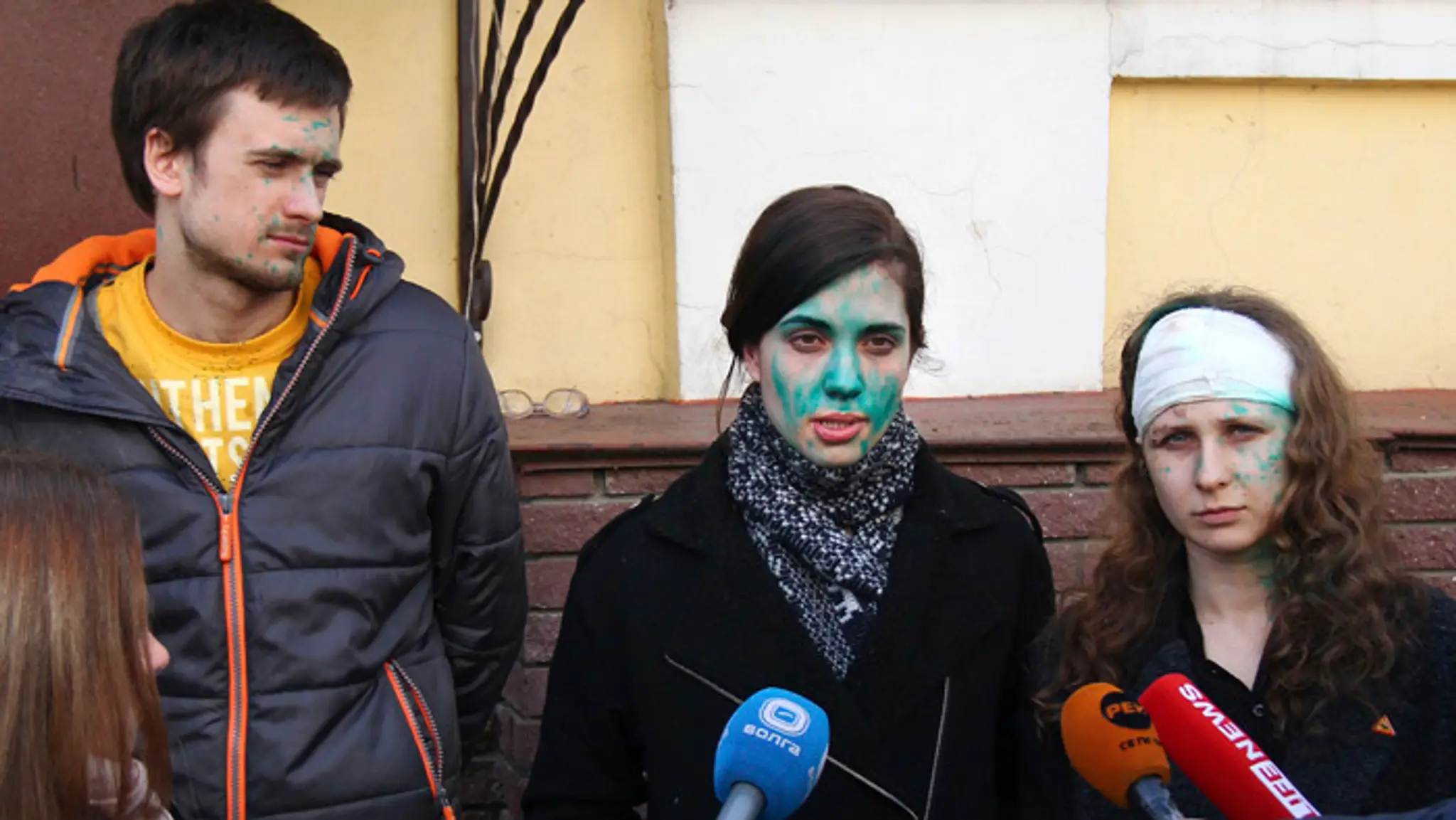 Členky Pussy Riot, sprava Maria Aľochinová, Nadežda Tolokonnikovová a jej manžel Piotr Verzilov.
