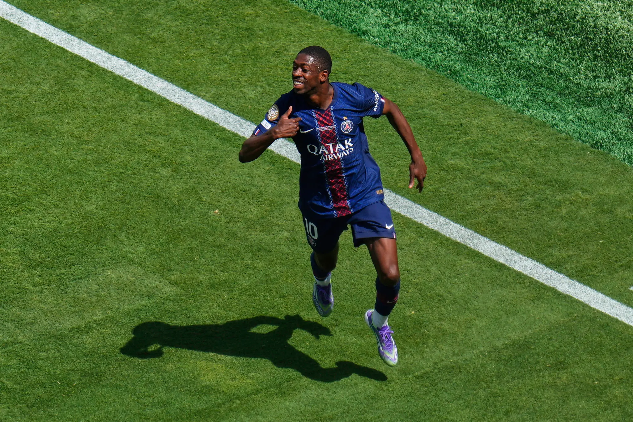 Hráč PSG Ousmane Dembele (10) oslavuje po tom, ako skóroval v semifinále MS klubov.