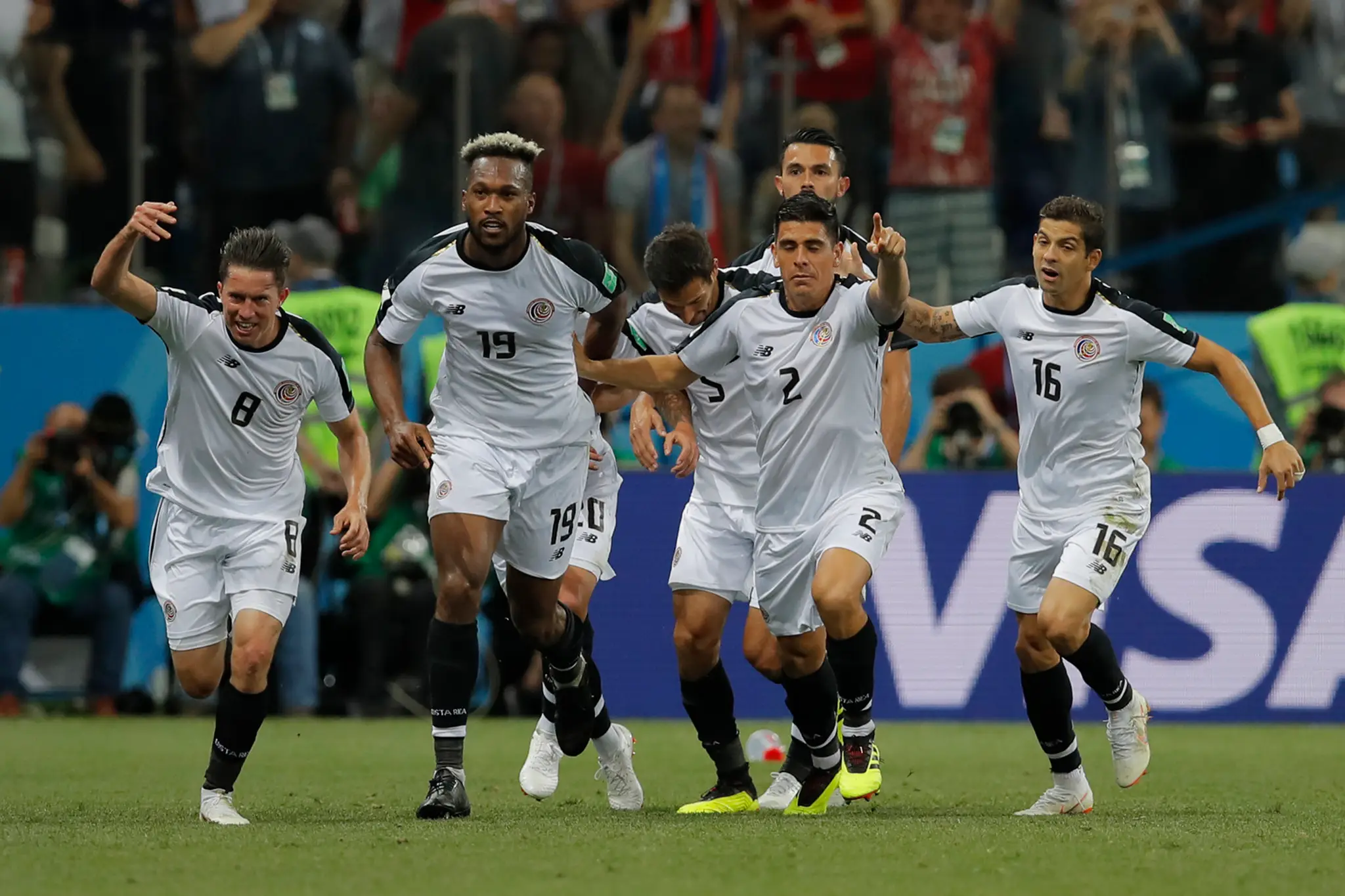 Kendall Waston (druhý zľava) oslavuje s kostarickými spoluhráčmi gól v dueli na MS 2018 proti Švajčiarsku.