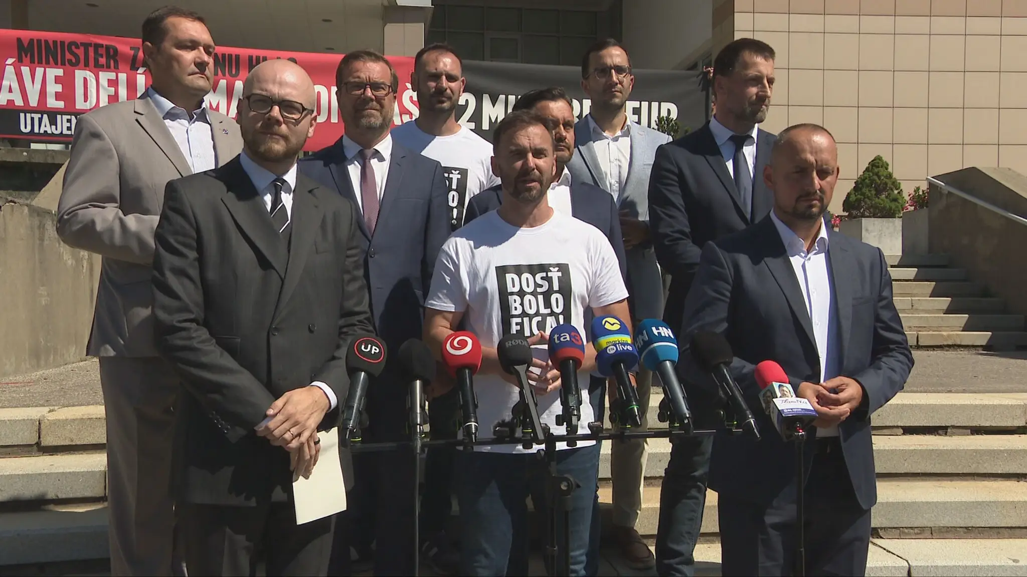 Opozícia jednohlasne kritizuje tender na záchranky