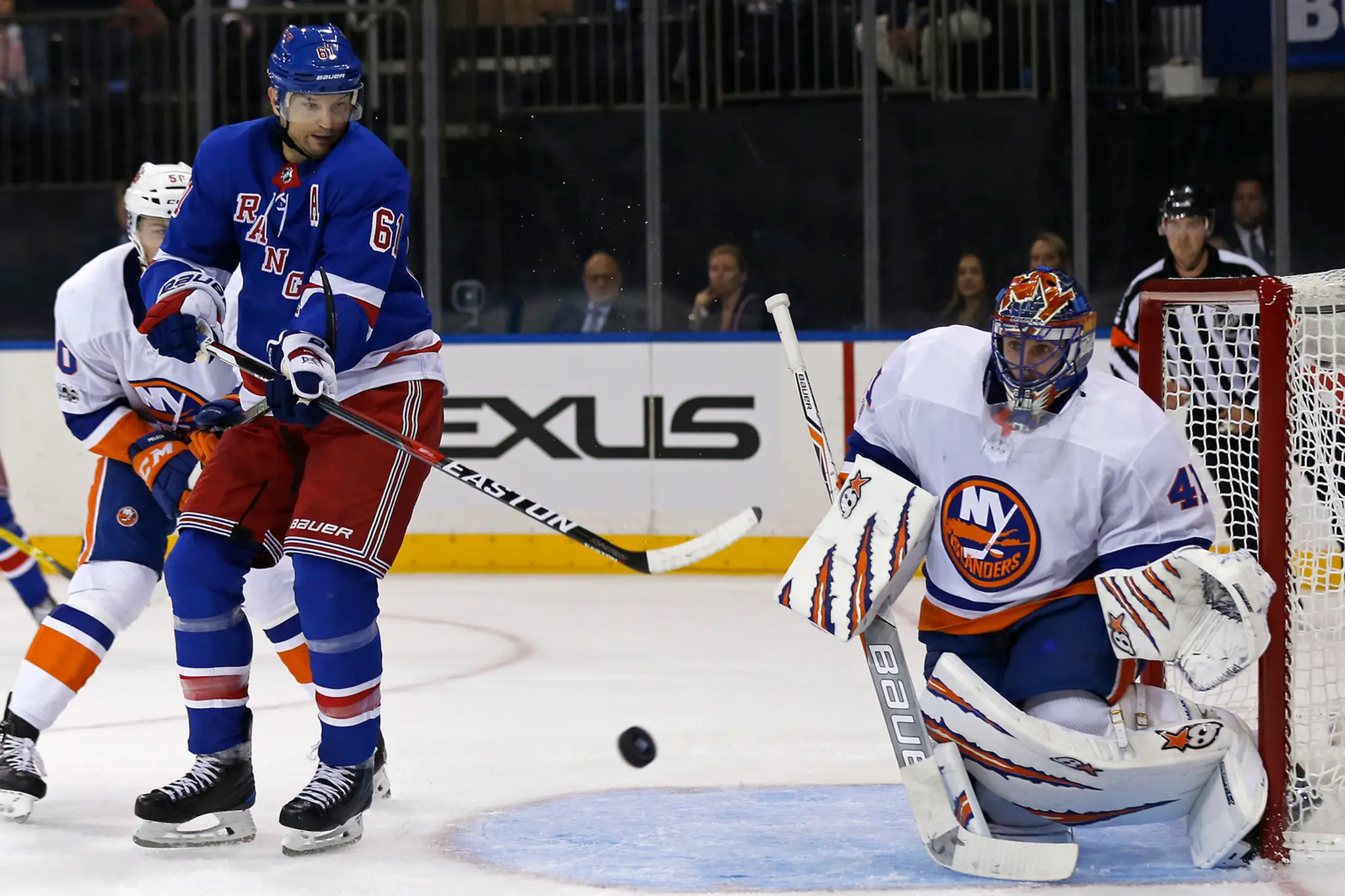 Brankár New Jaroslav Halák vyráža strelu pred Rickom Nashom New Yorku Rangers v príprave pred sezónou NHL.