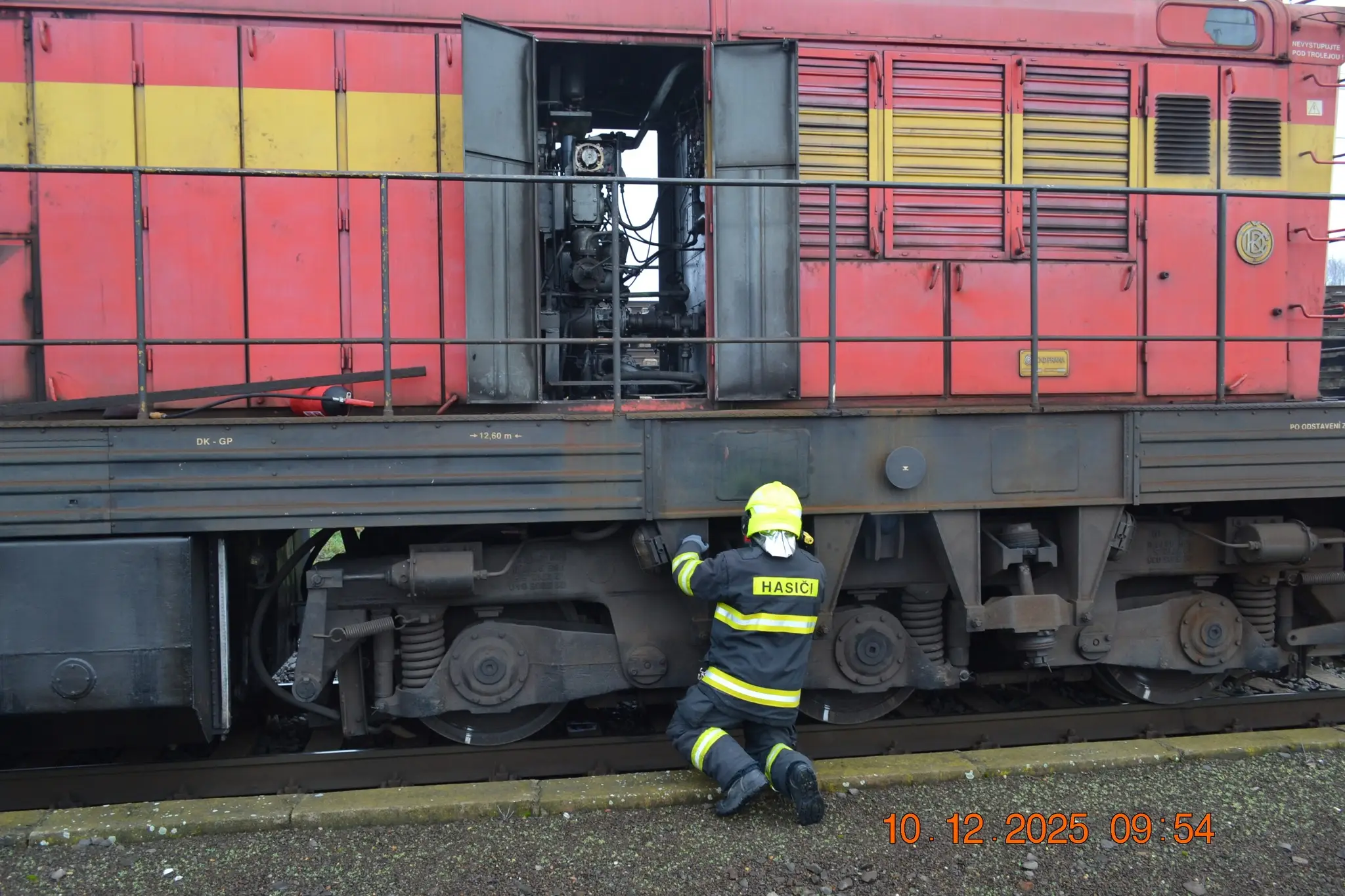 Ďalší incident na železnici. Na východe Slovenska horel rušeň