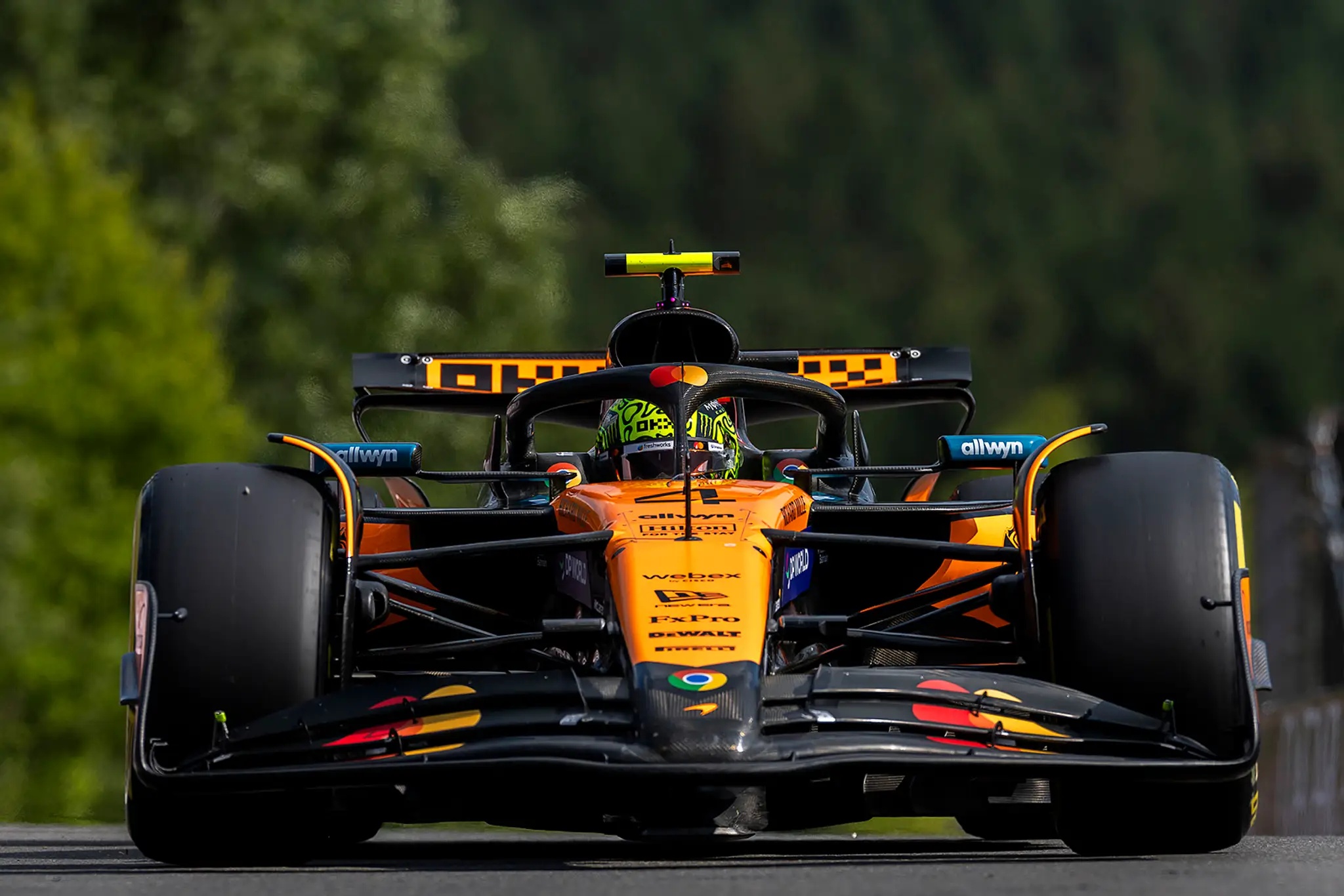 V Maďarsku dominoval McLaren už v tréningoch, oba mali rovnakého víťaza. Alonso riešil zdravotný problém