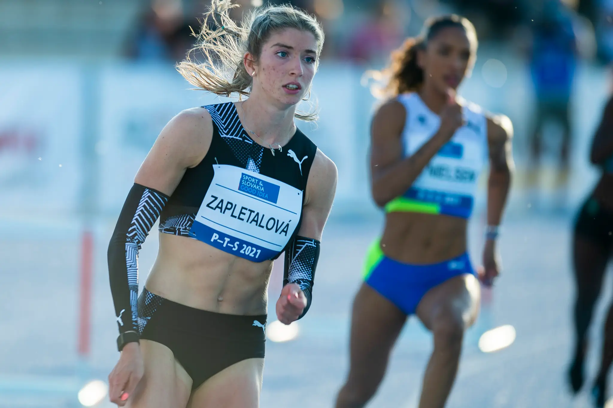 Emma Zapletalová v behu na 400 prekážok na atletickom mítingu P-T-S v Šamoríne. (jún 2021)