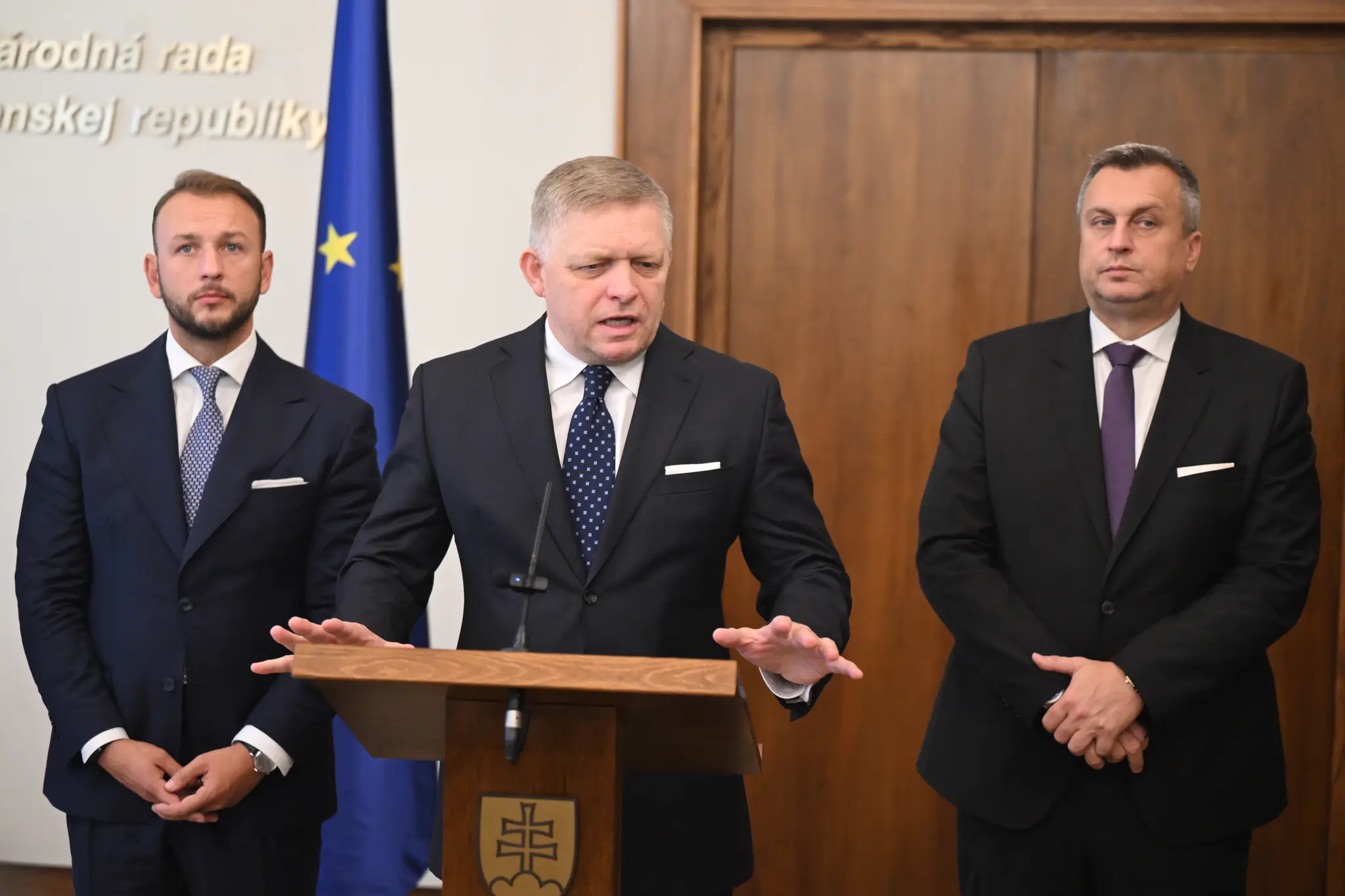 Na snímke predsedovia koaličných strán Robert Fico, Matúš Šutaj Eštok a Andrej Danko