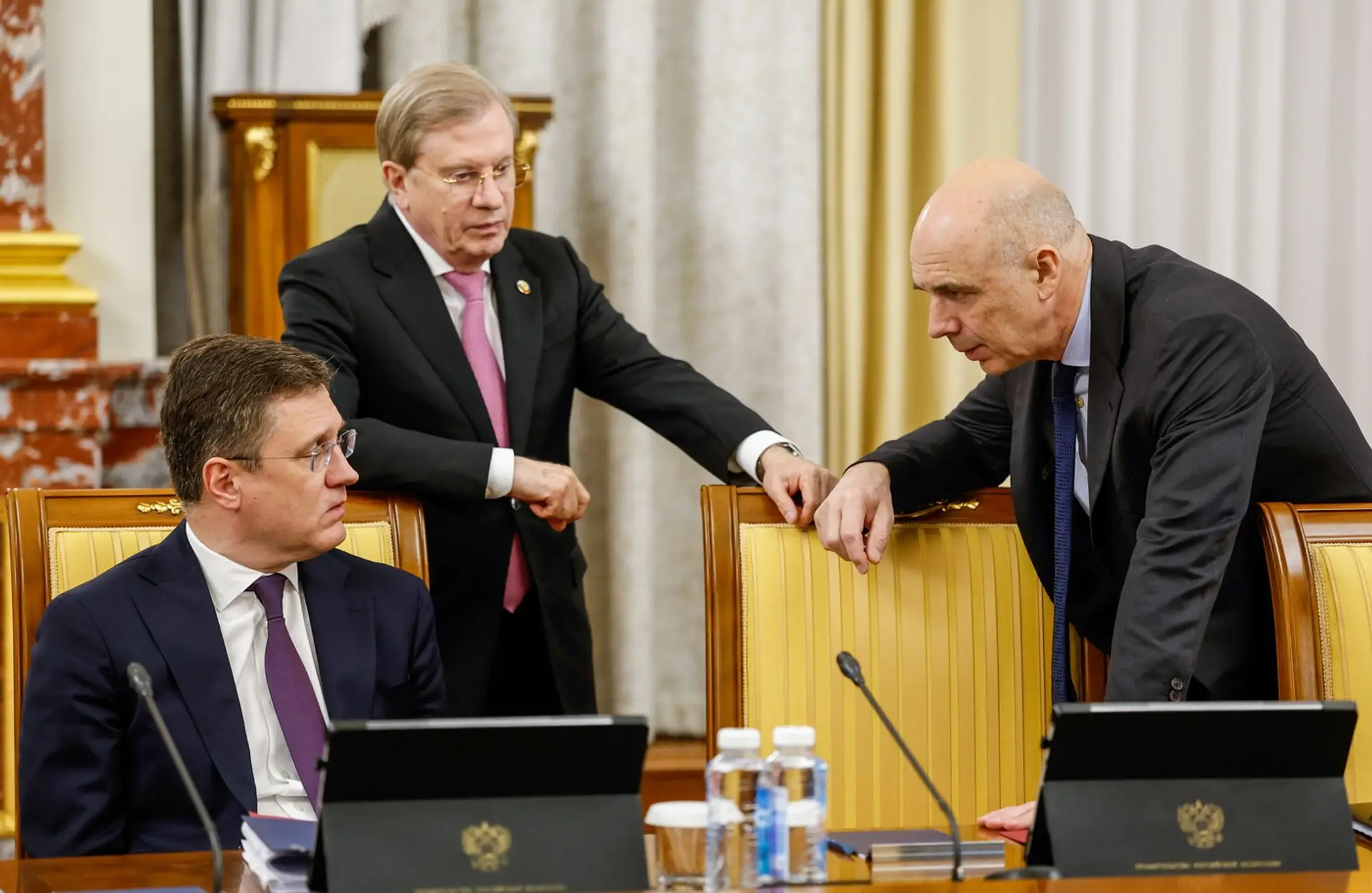 Ruskí podpredsedovia vlády Alexander Novak a Vitalij Saveljev a minister financií Anton Siluanov.