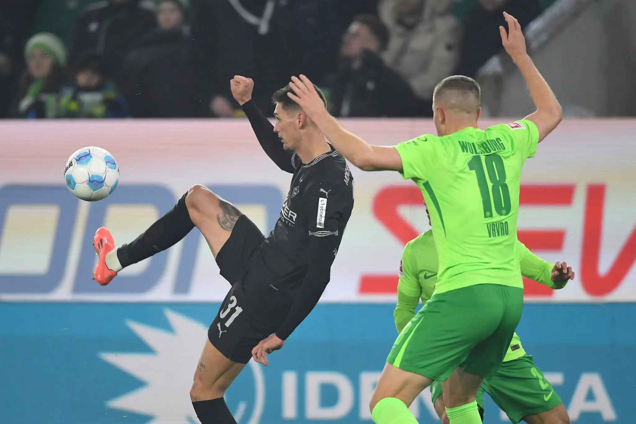 Slovenský futbalista v drese VfL Wolfsburg Denis Vavro (vpravo) a hráč Mönchengladbachu Tomáš Čvančara.