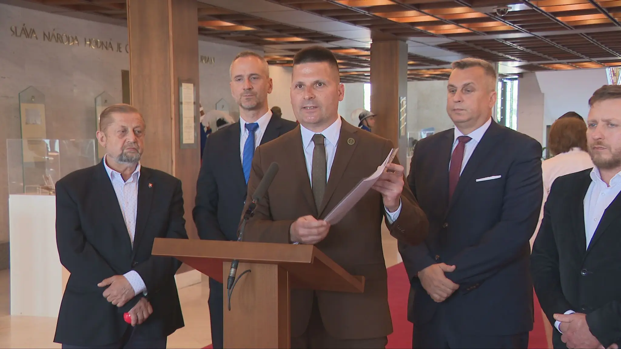 Podozrivé podpisy a petičné hárky.