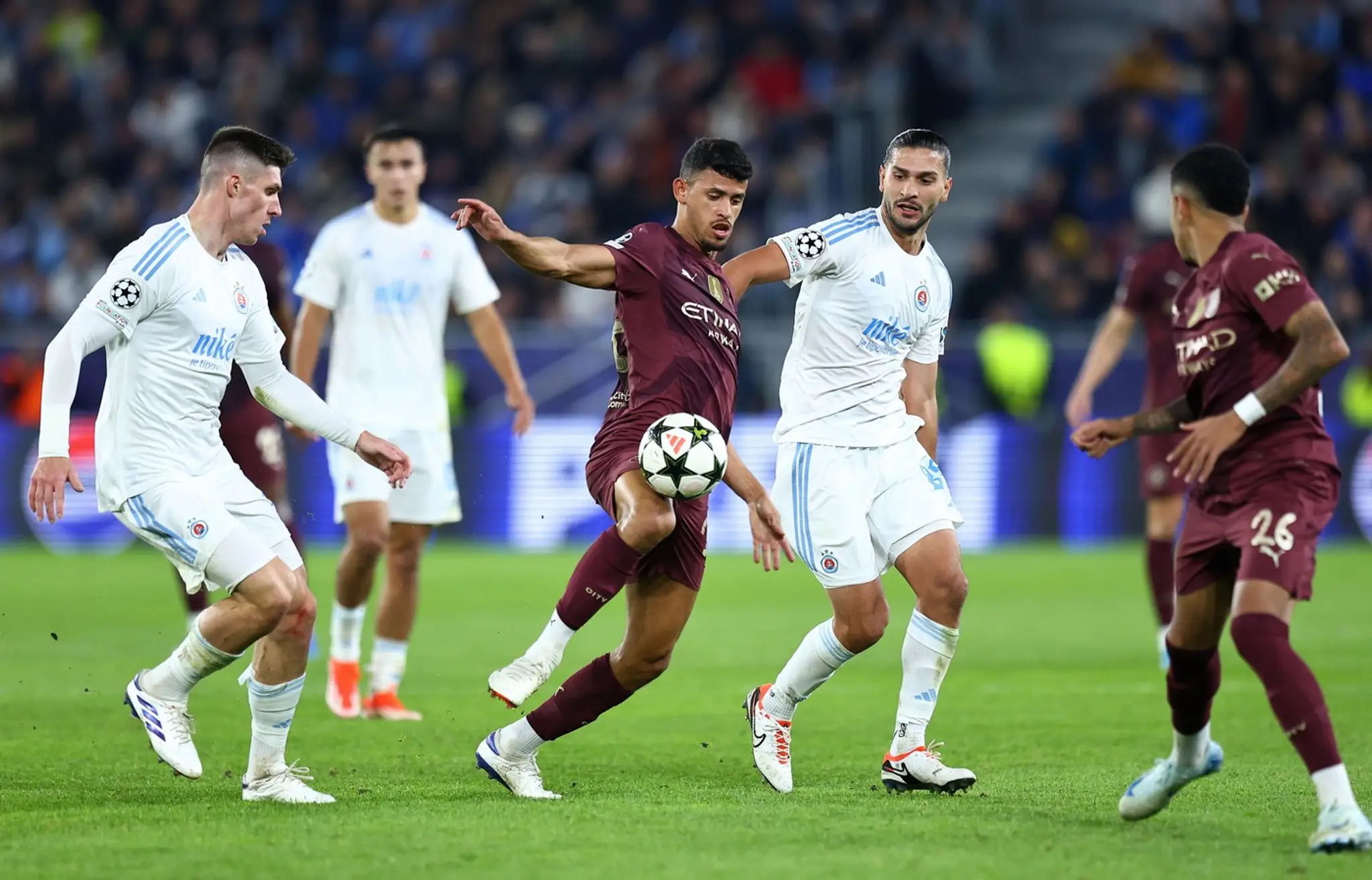 Matheus Nunes s loptou proti Slovanu Bratislava.