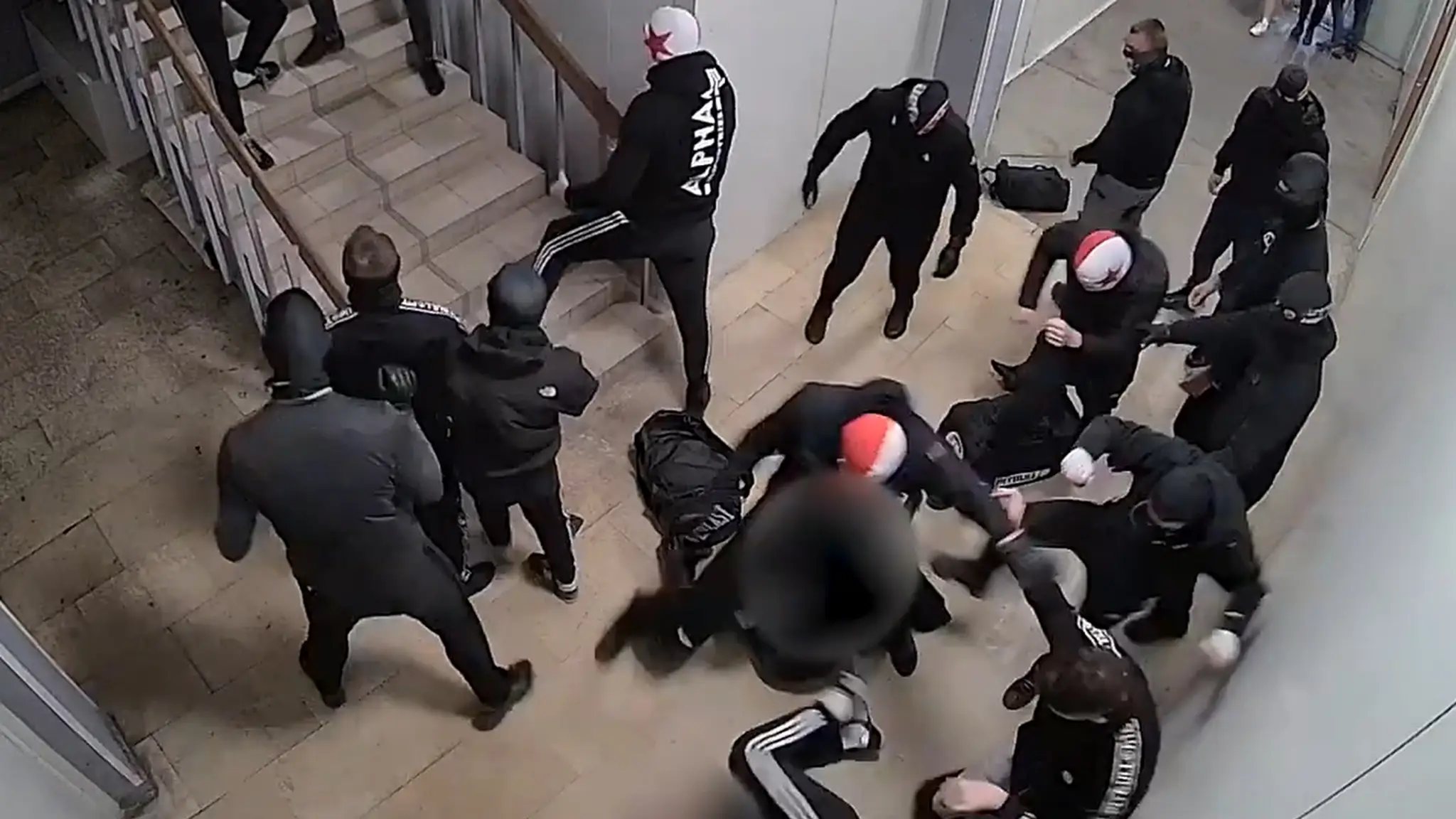 Brutálne napadnutie fanúšikov v Prahe.