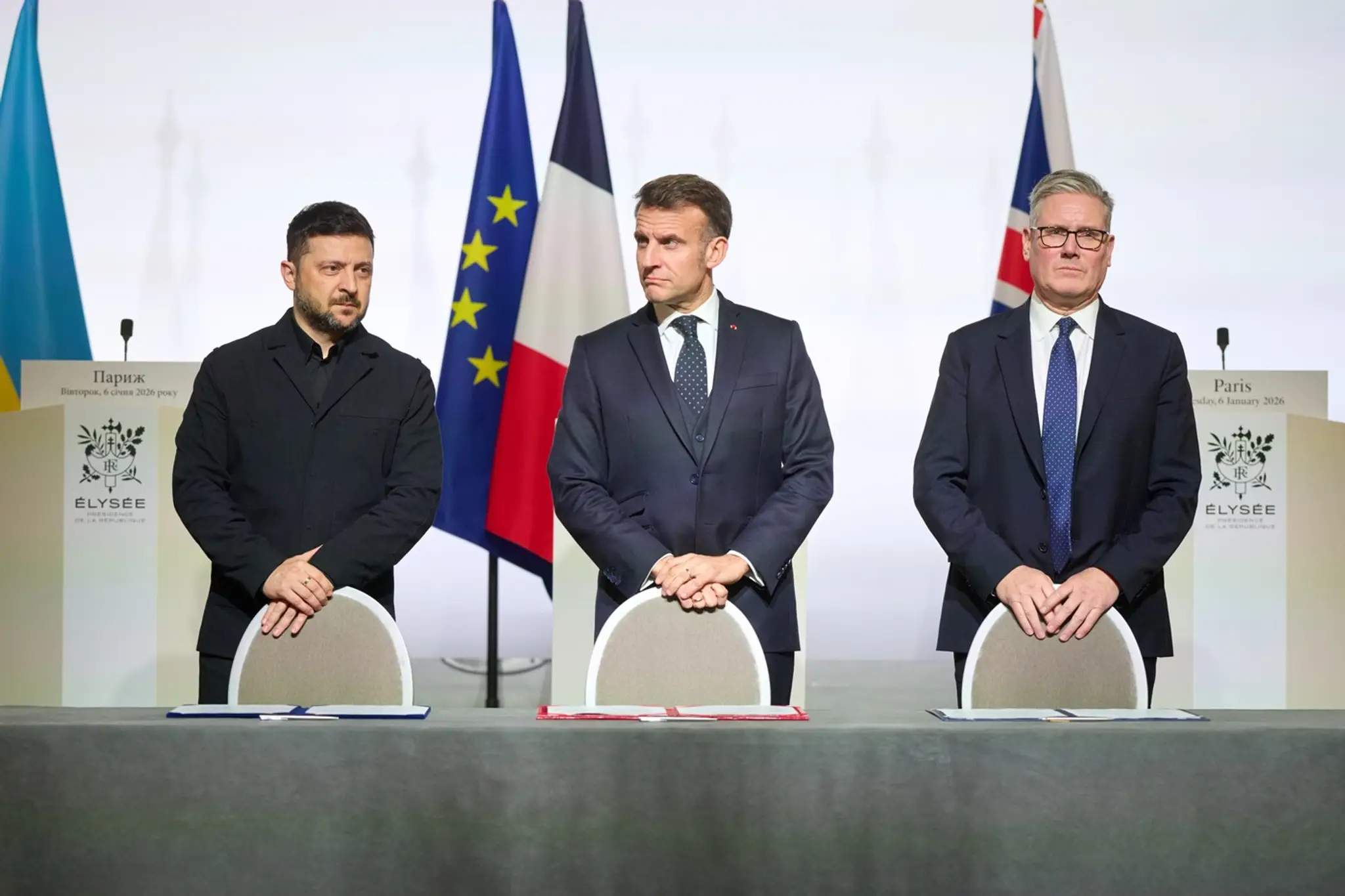 Zelenskyj, Macron a Starmer na stretnutí v Elyzejskom paláci.