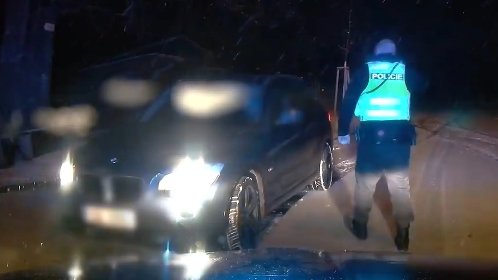 Na snímke brnianski policajti, ktorý naháňali opitého vodiča.